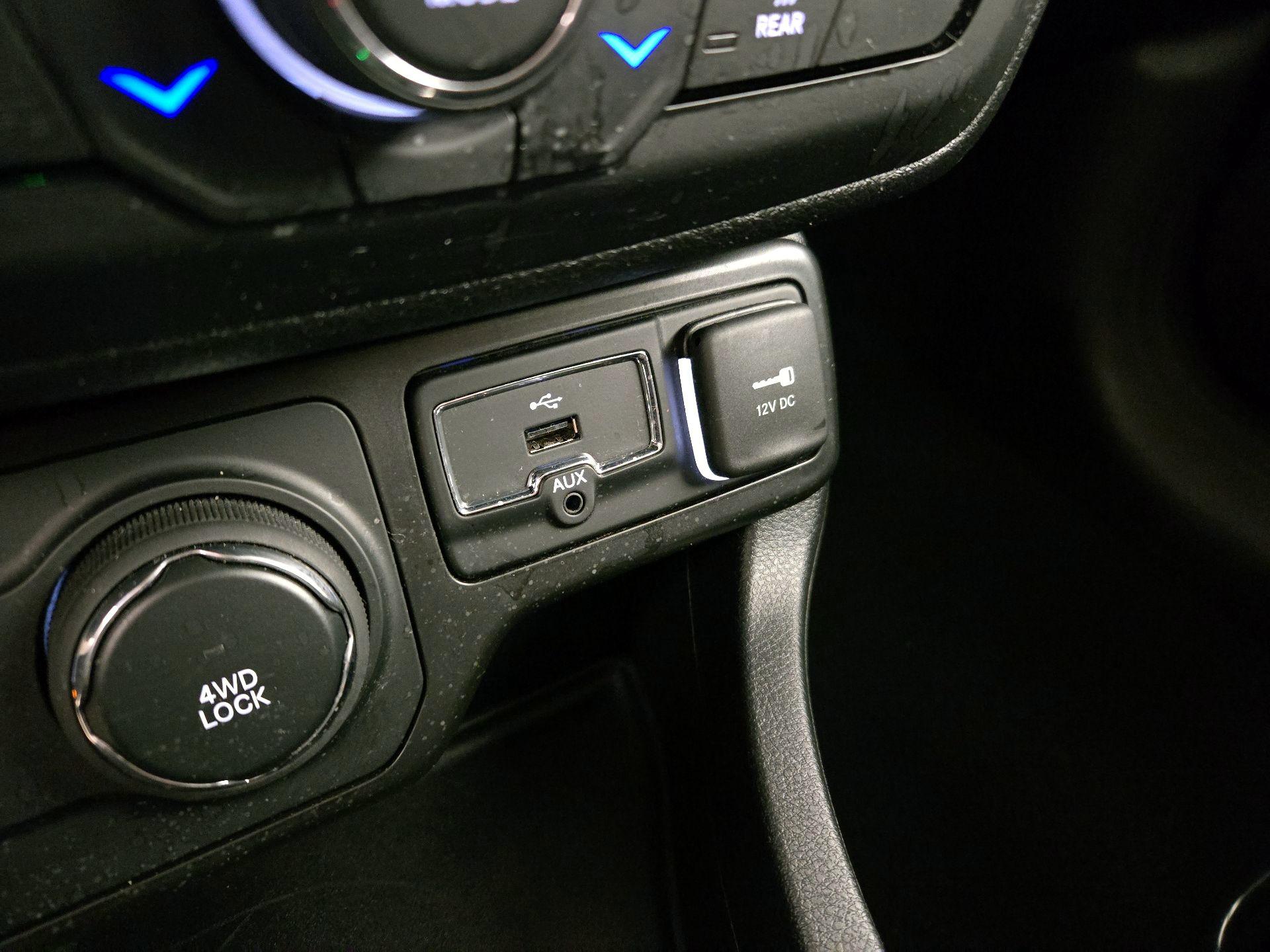 Thumbnail: 2019 Jeep Renegade - 18