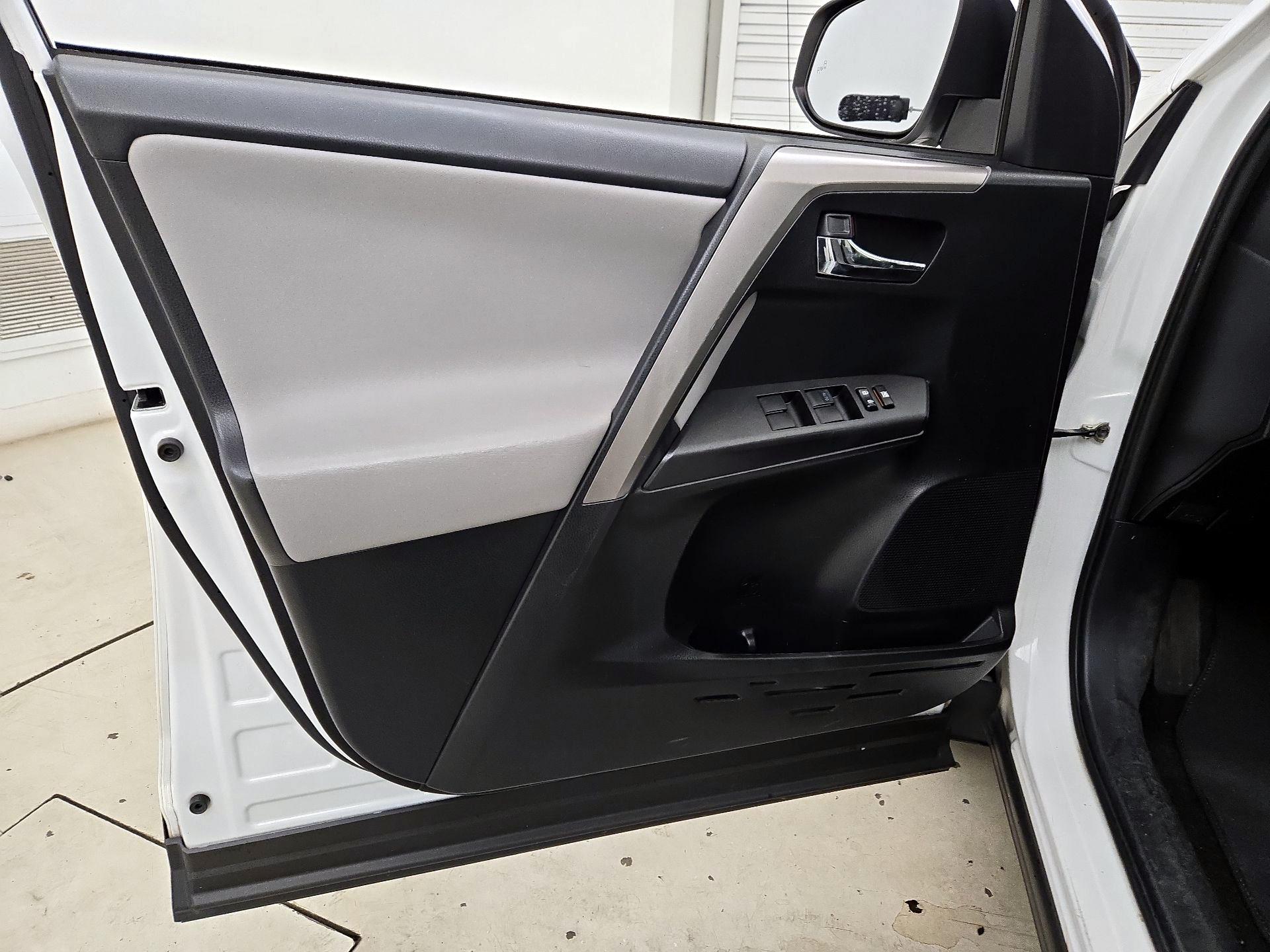 Thumbnail: 2018 Toyota RAV4 - 12