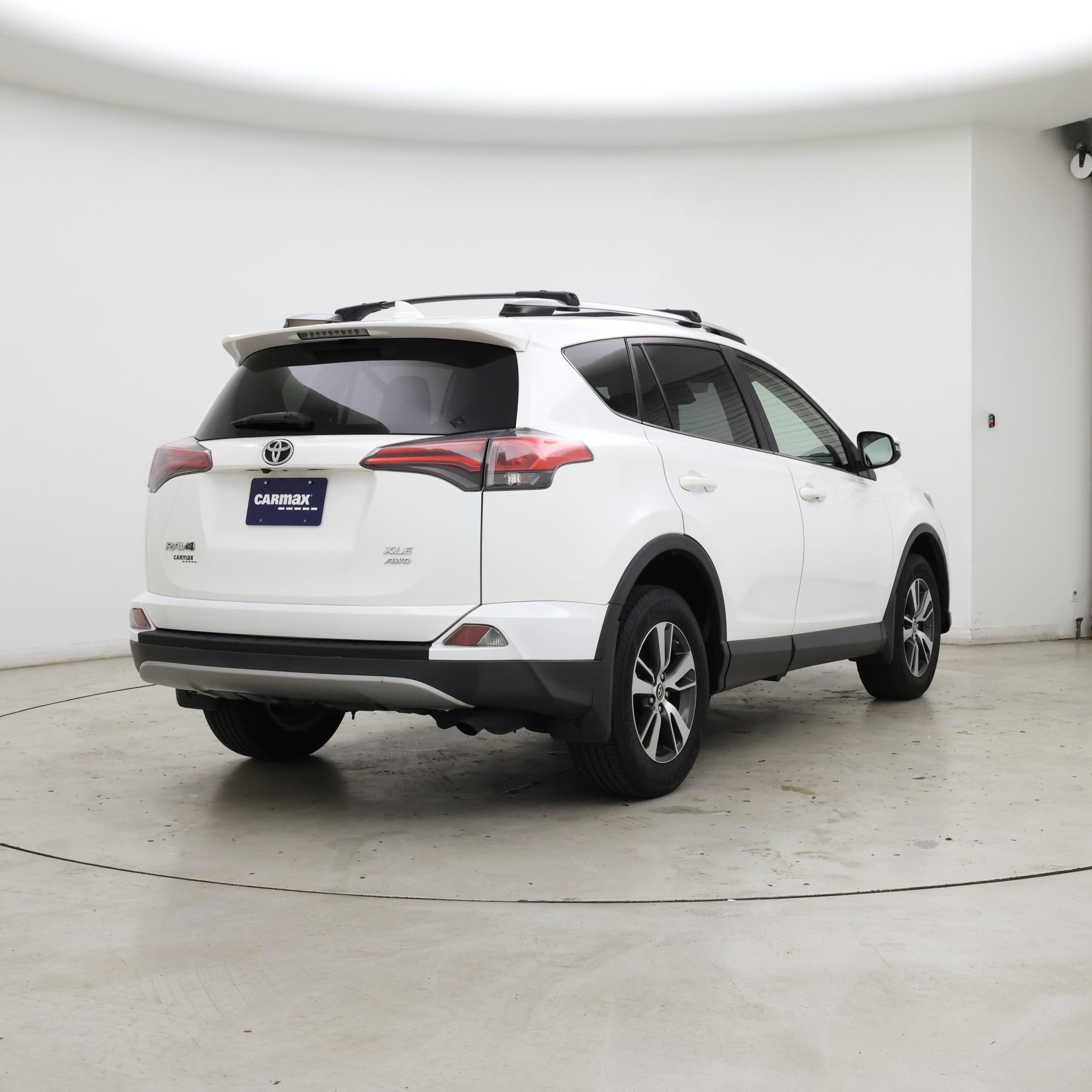 Thumbnail: 2018 Toyota RAV4 - 8