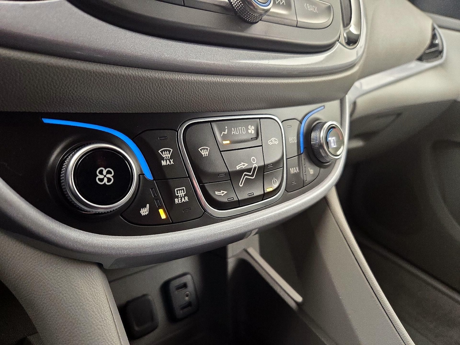 2017 Chevrolet Volt LT - Photo 17