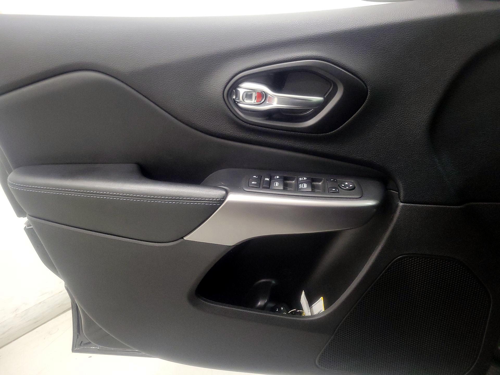 Thumbnail: 2021 Jeep Cherokee - 12