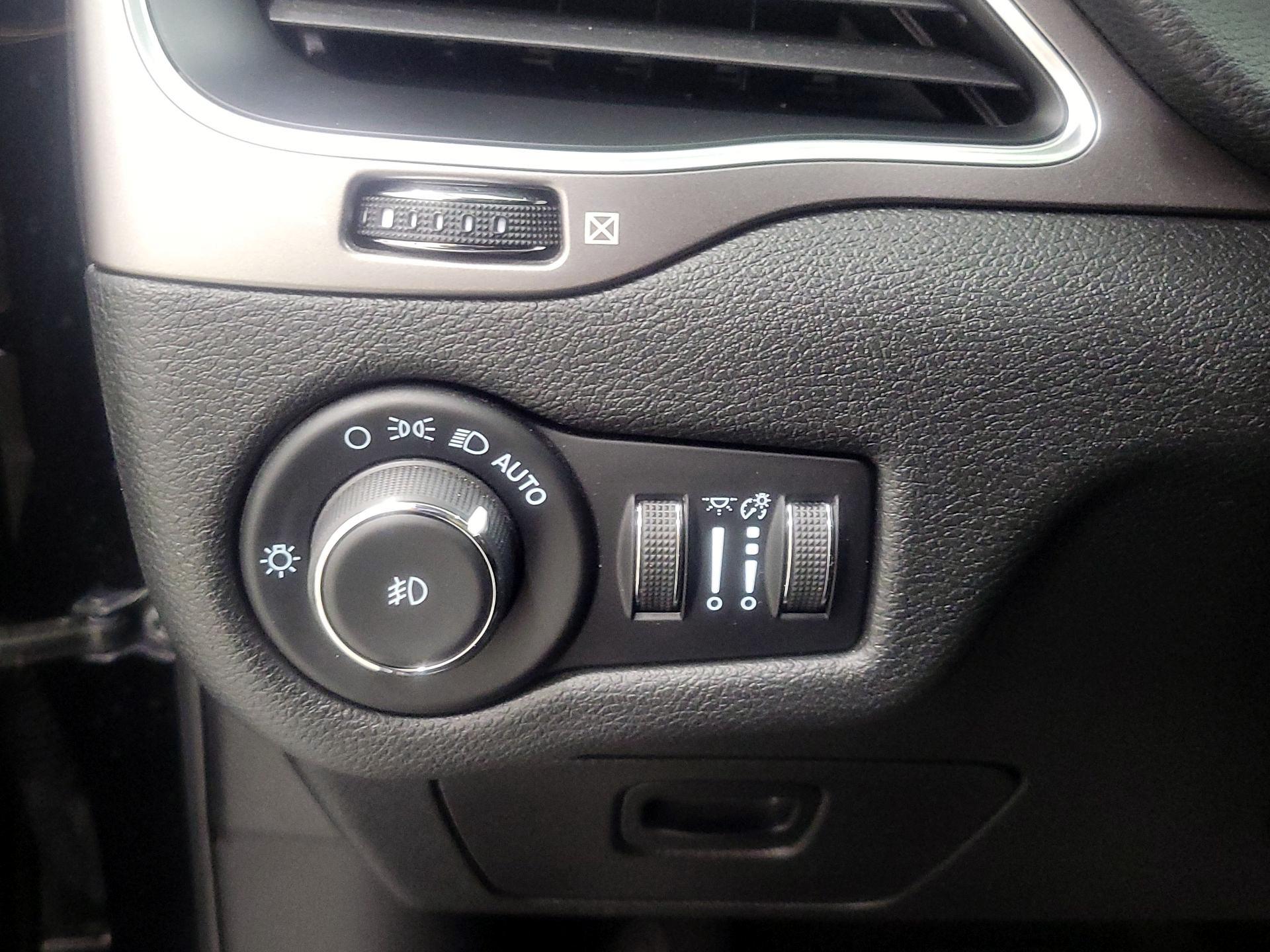 Thumbnail: 2021 Jeep Cherokee - 13