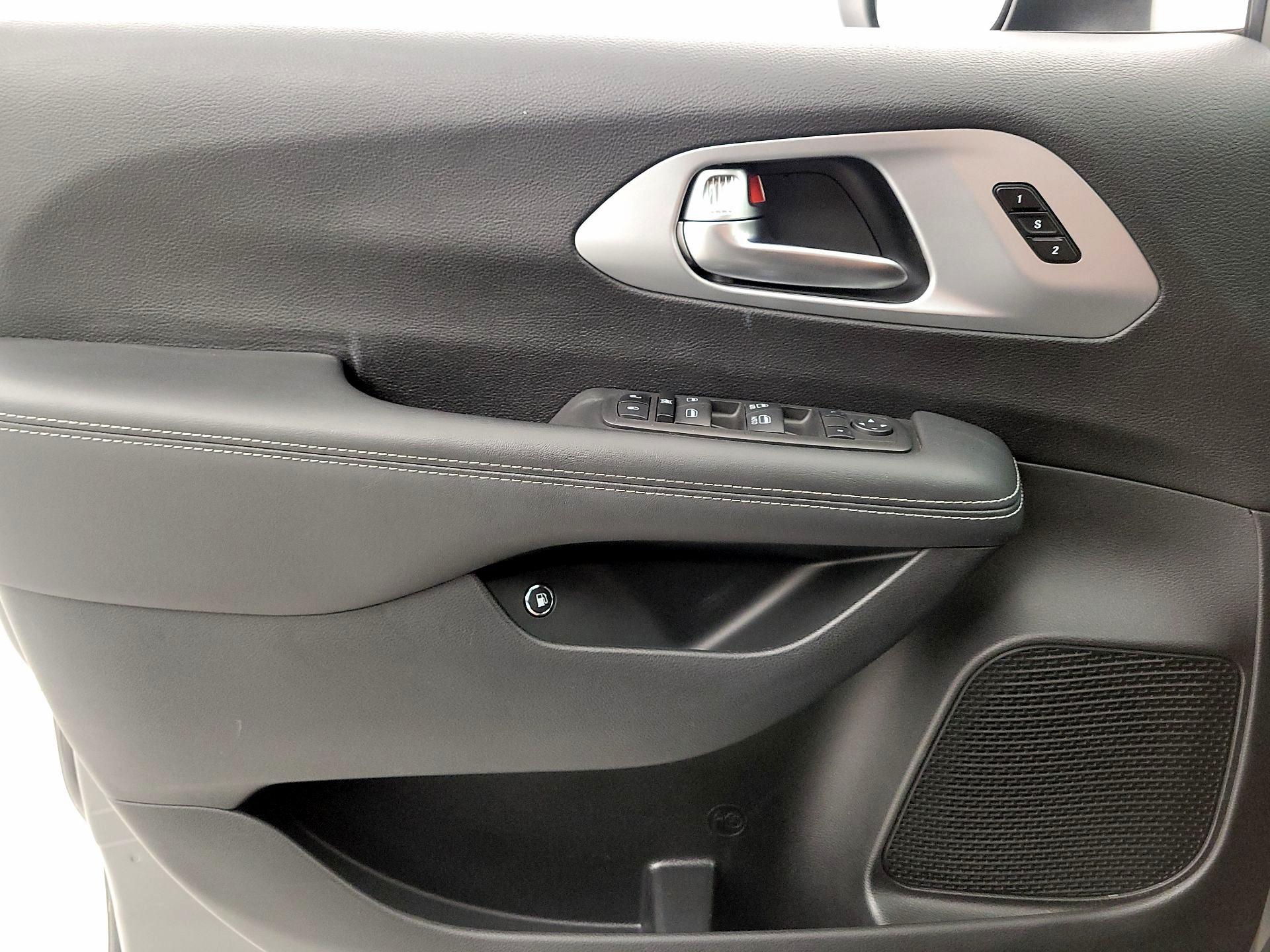 Thumbnail: 2023 Chrysler Pacifica - 12