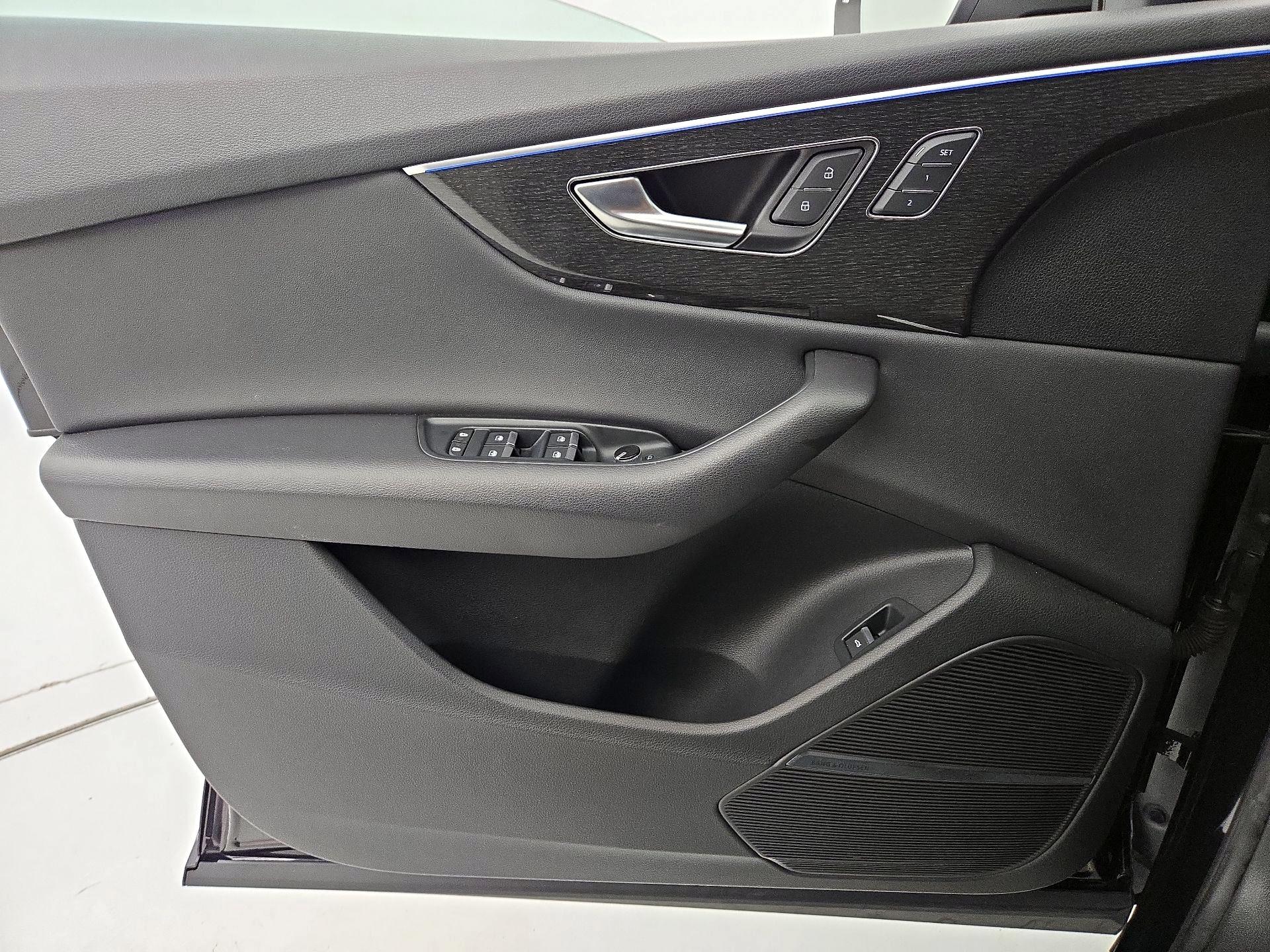 Thumbnail: 2020 Audi Q8 - 12