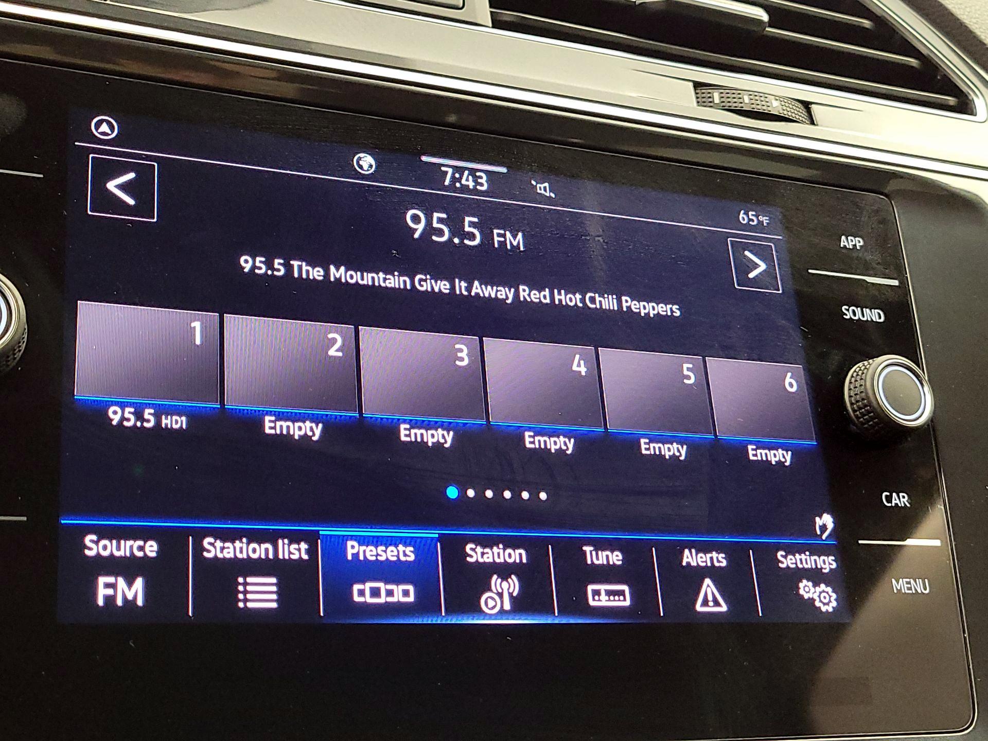 Thumbnail: 2022 Volkswagen Tiguan - 15