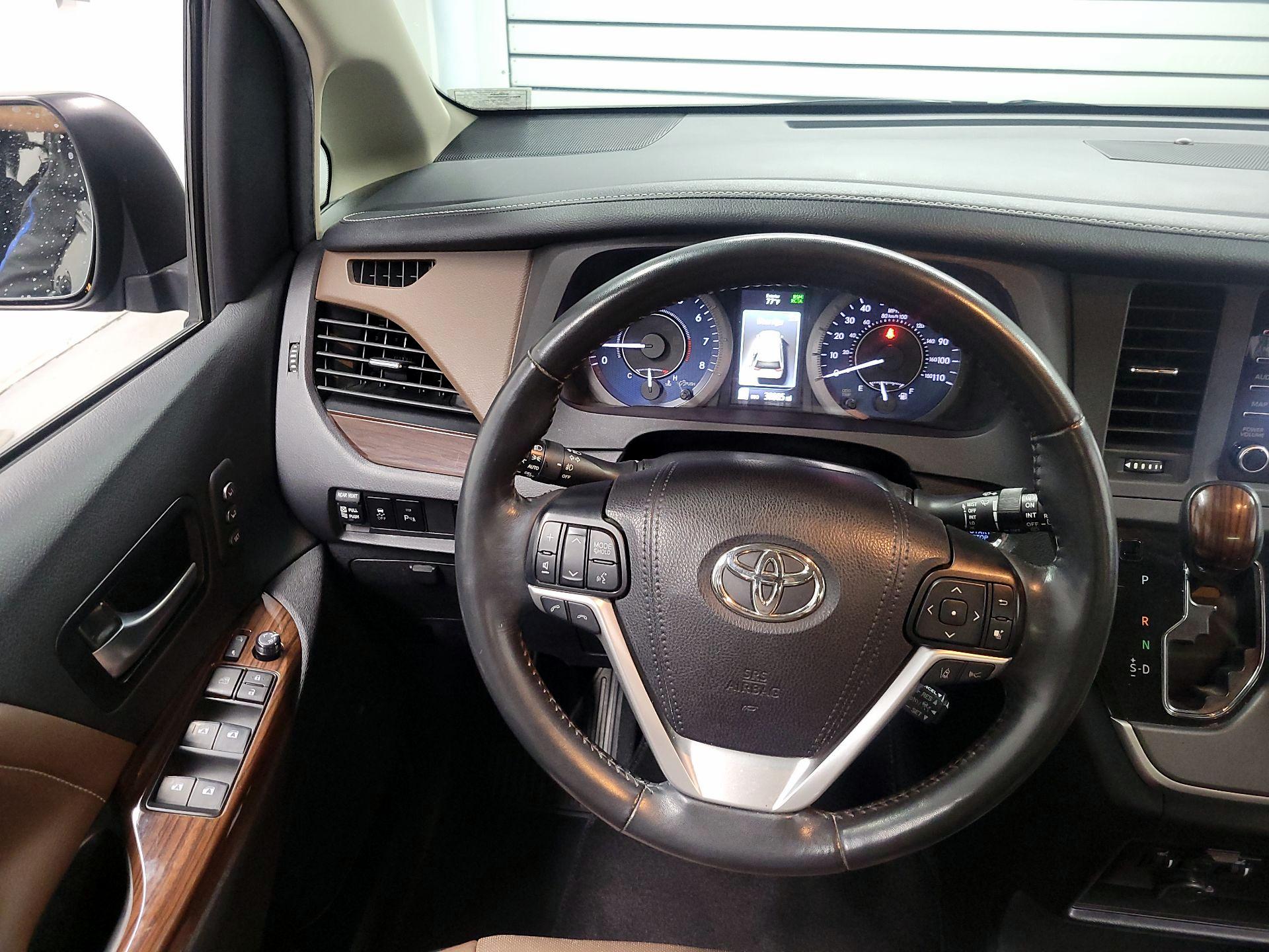 Thumbnail: 2020 Toyota Sienna - 10