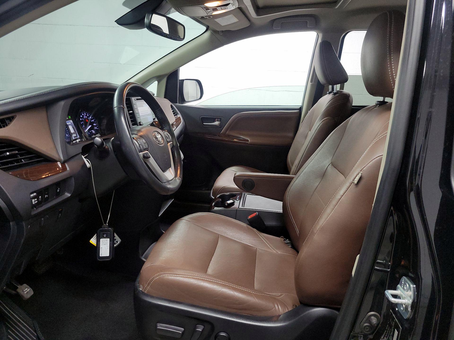 Thumbnail: 2020 Toyota Sienna - 11