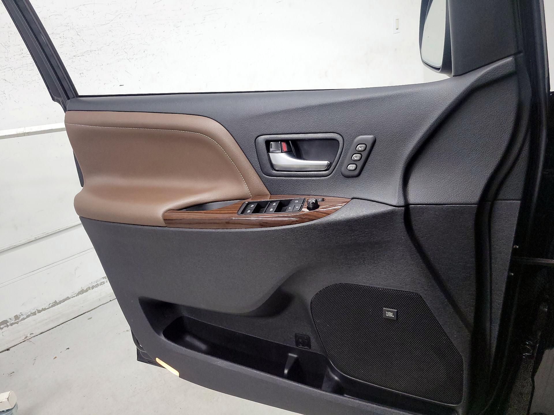 Thumbnail: 2020 Toyota Sienna - 12