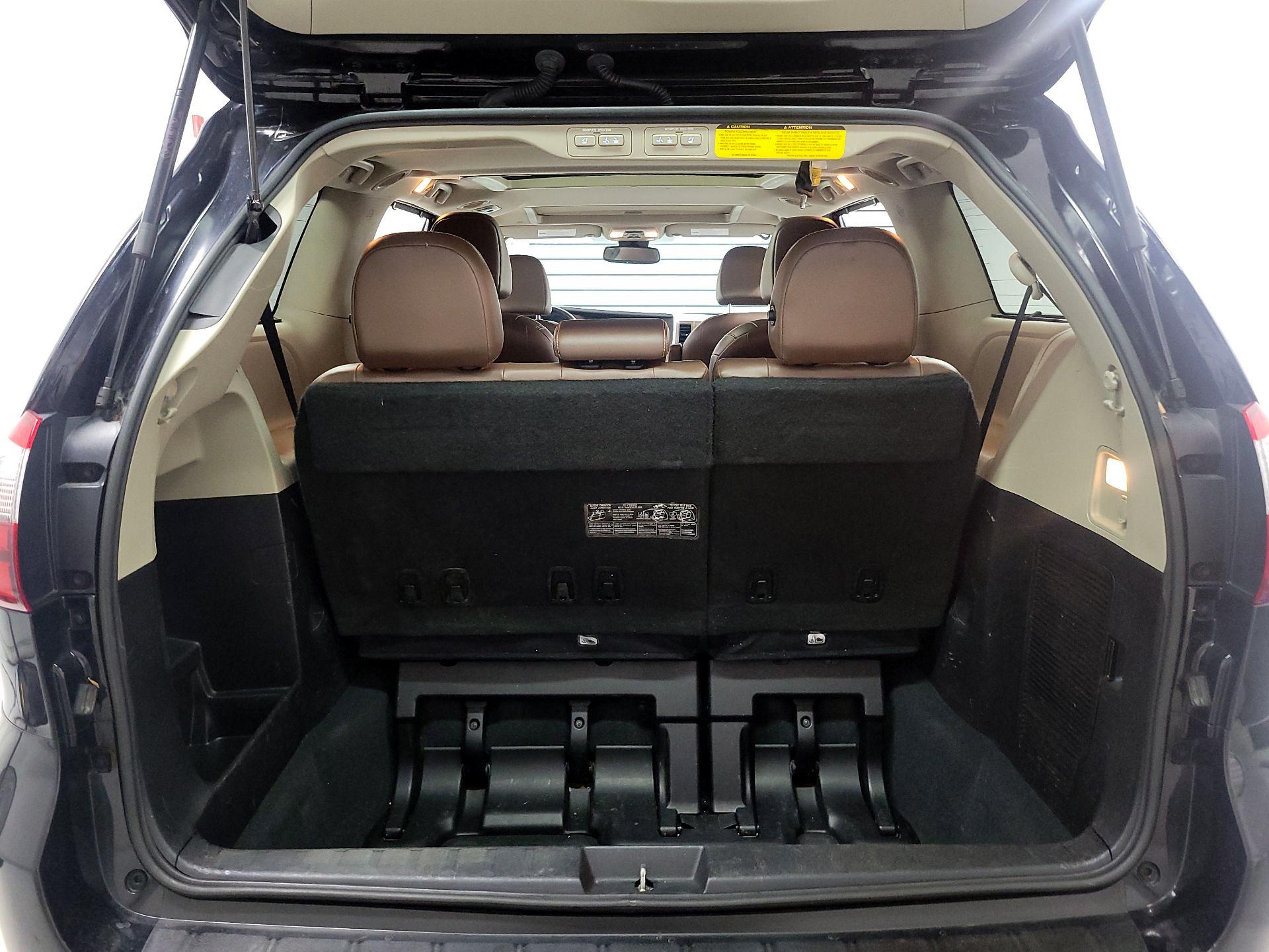 Thumbnail: 2020 Toyota Sienna - 18