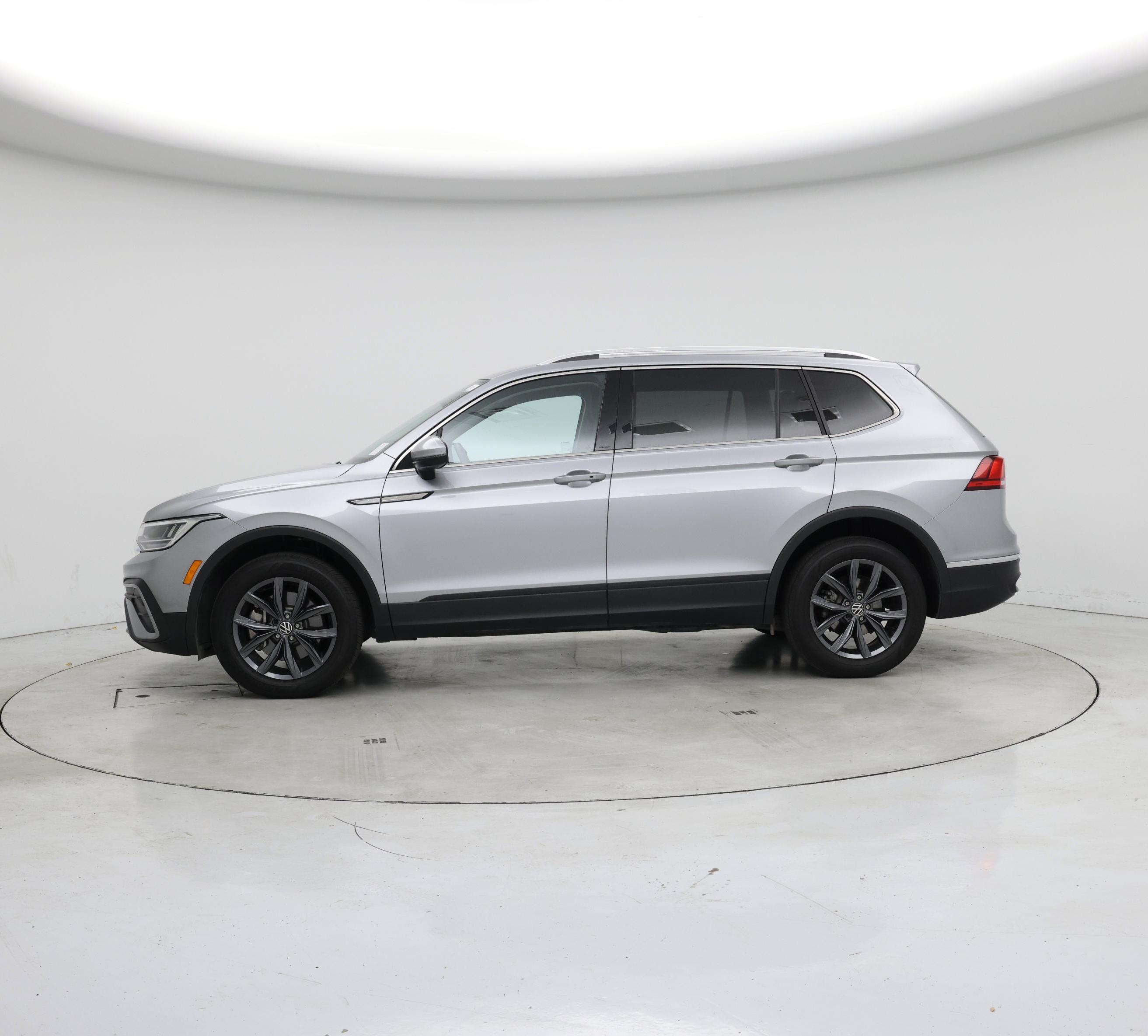 Thumbnail: 2022 Volkswagen Tiguan - 3