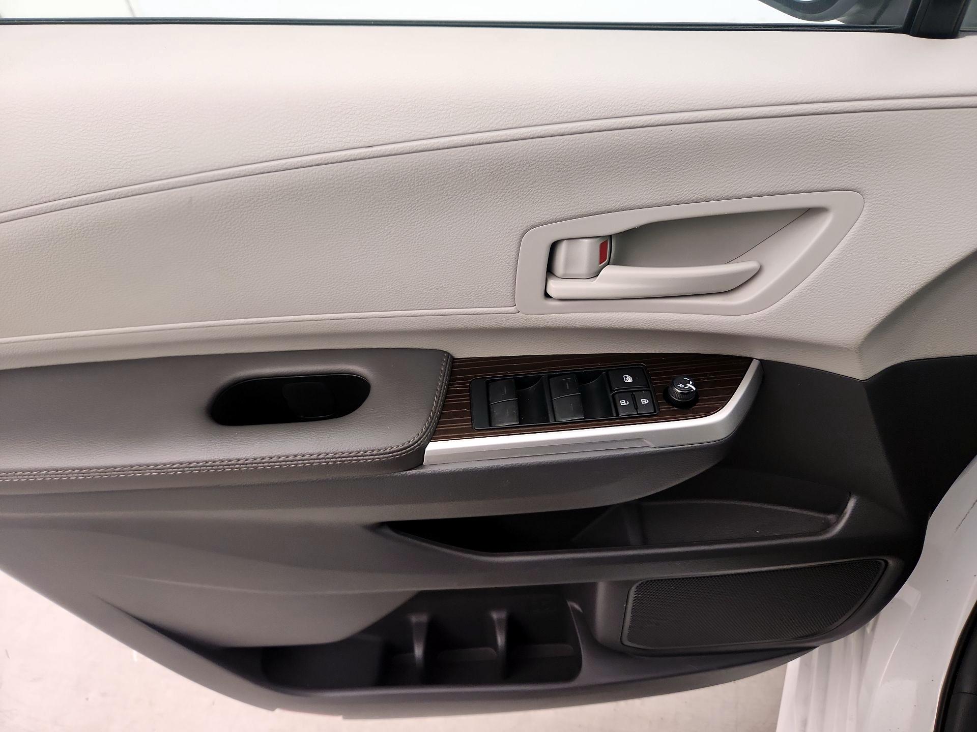 Thumbnail: 2023 Toyota Sienna - 12