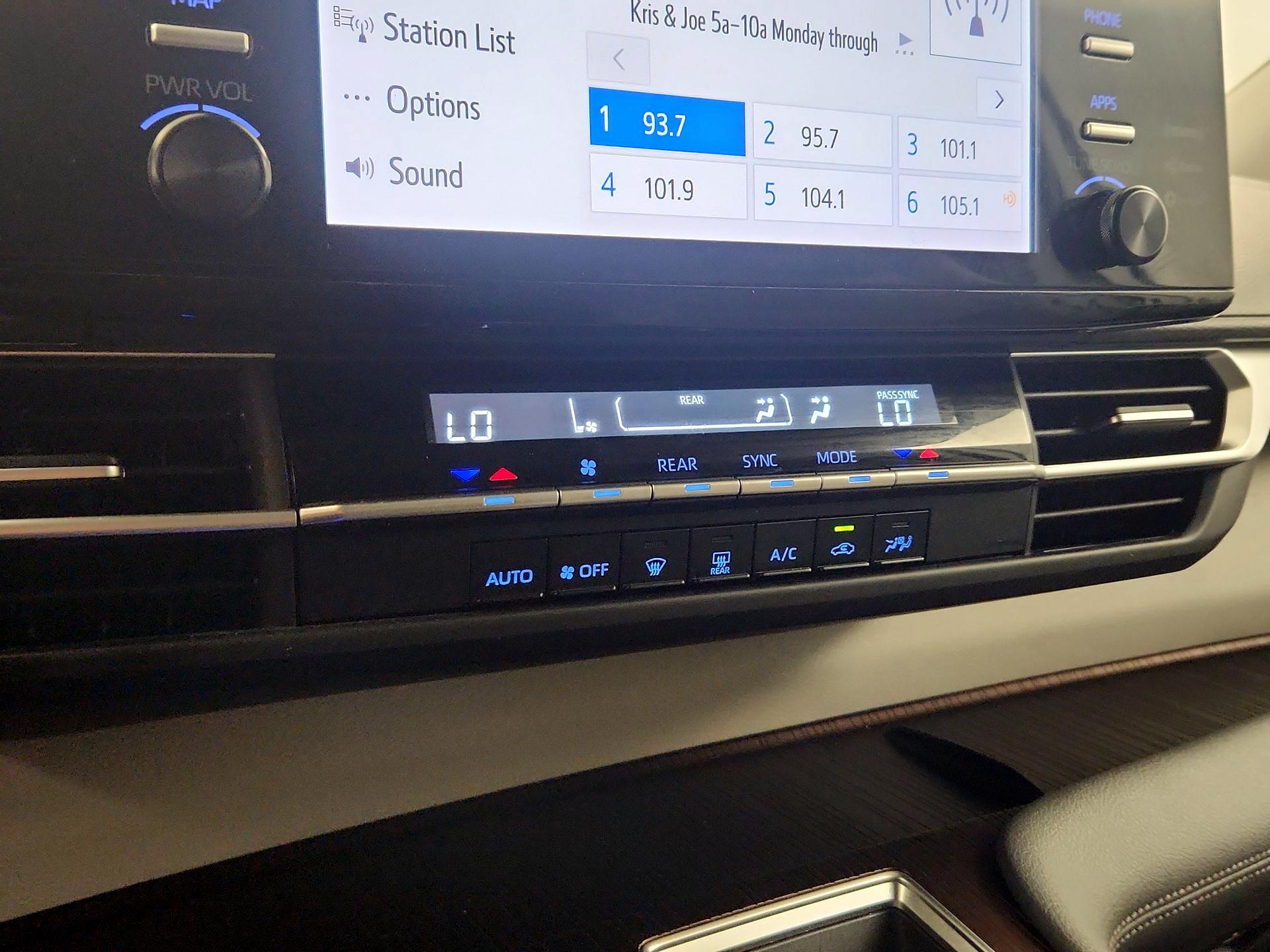 Thumbnail: 2023 Toyota Sienna - 16