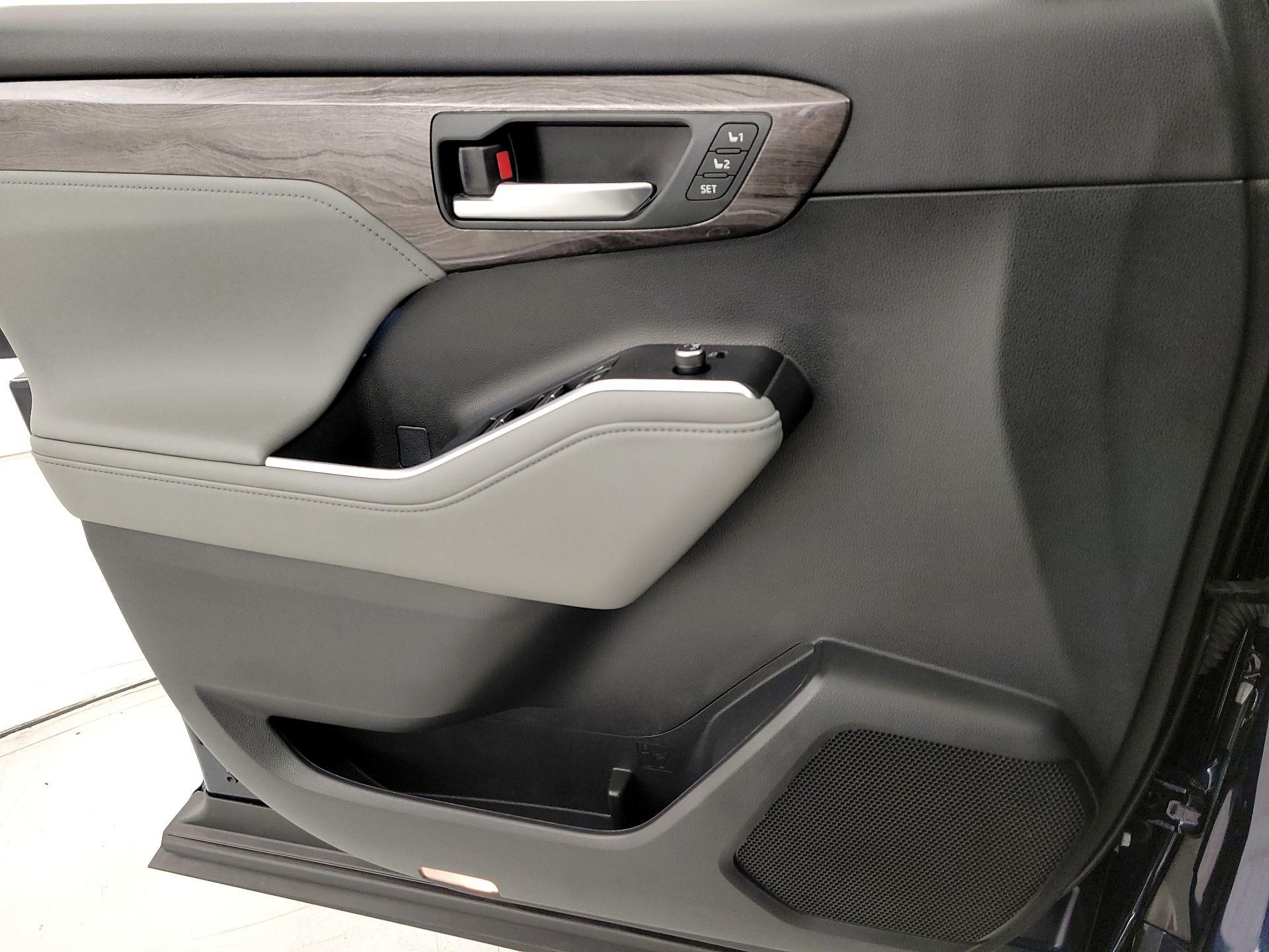 Thumbnail: 2023 Toyota Highlander - 12