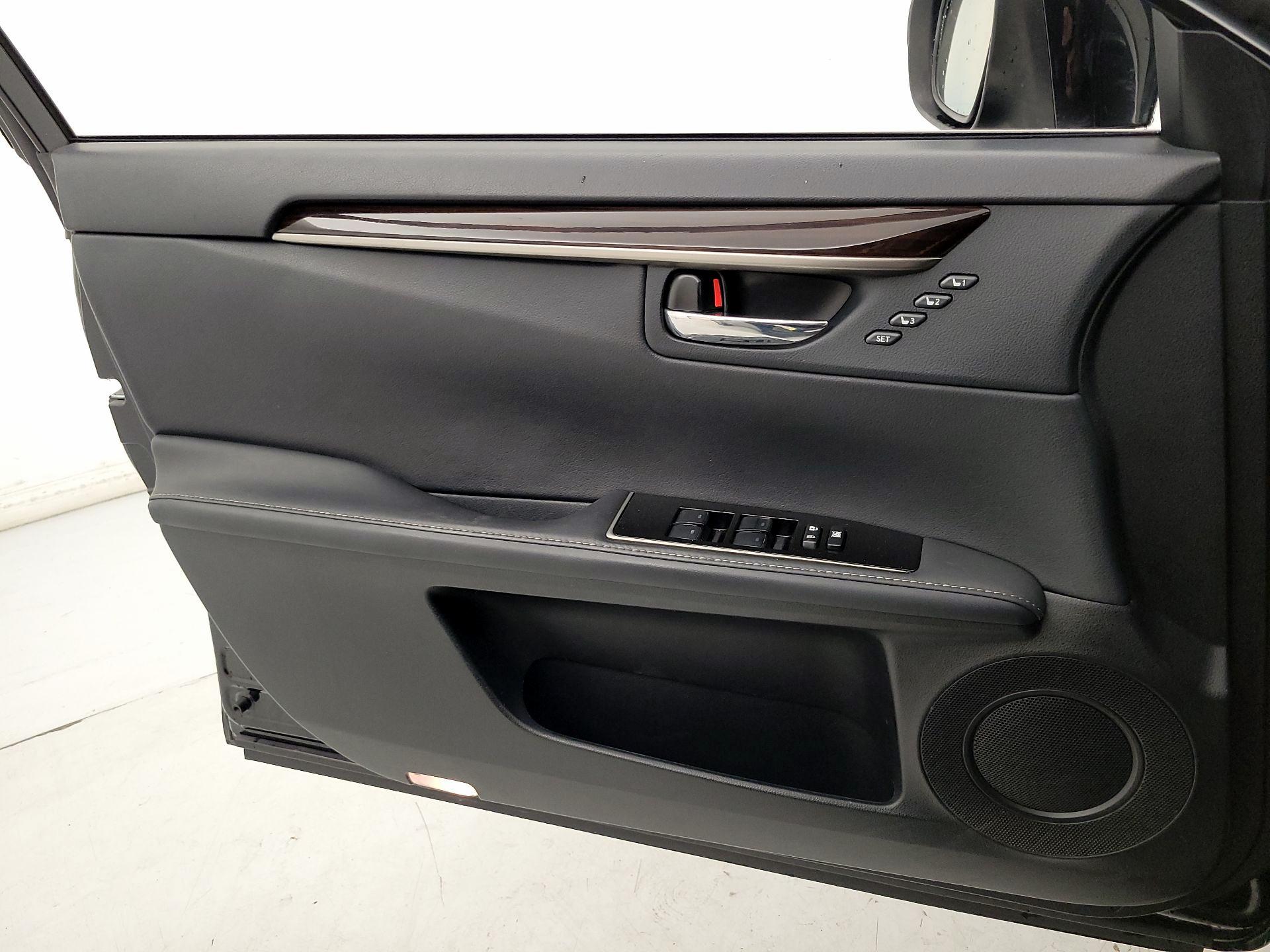 Thumbnail: 2018 Lexus ES - 12