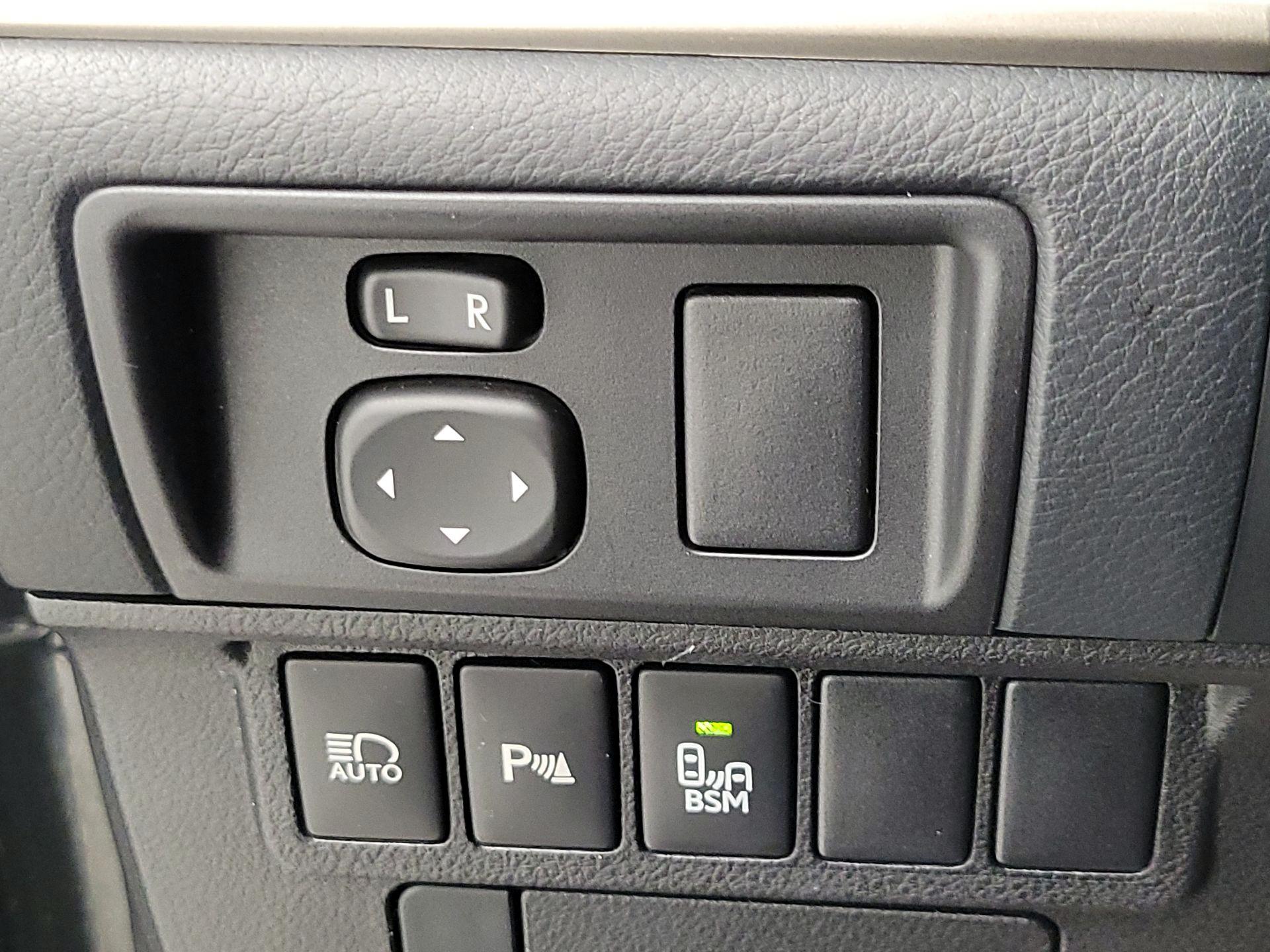 Thumbnail: 2018 Lexus ES - 13