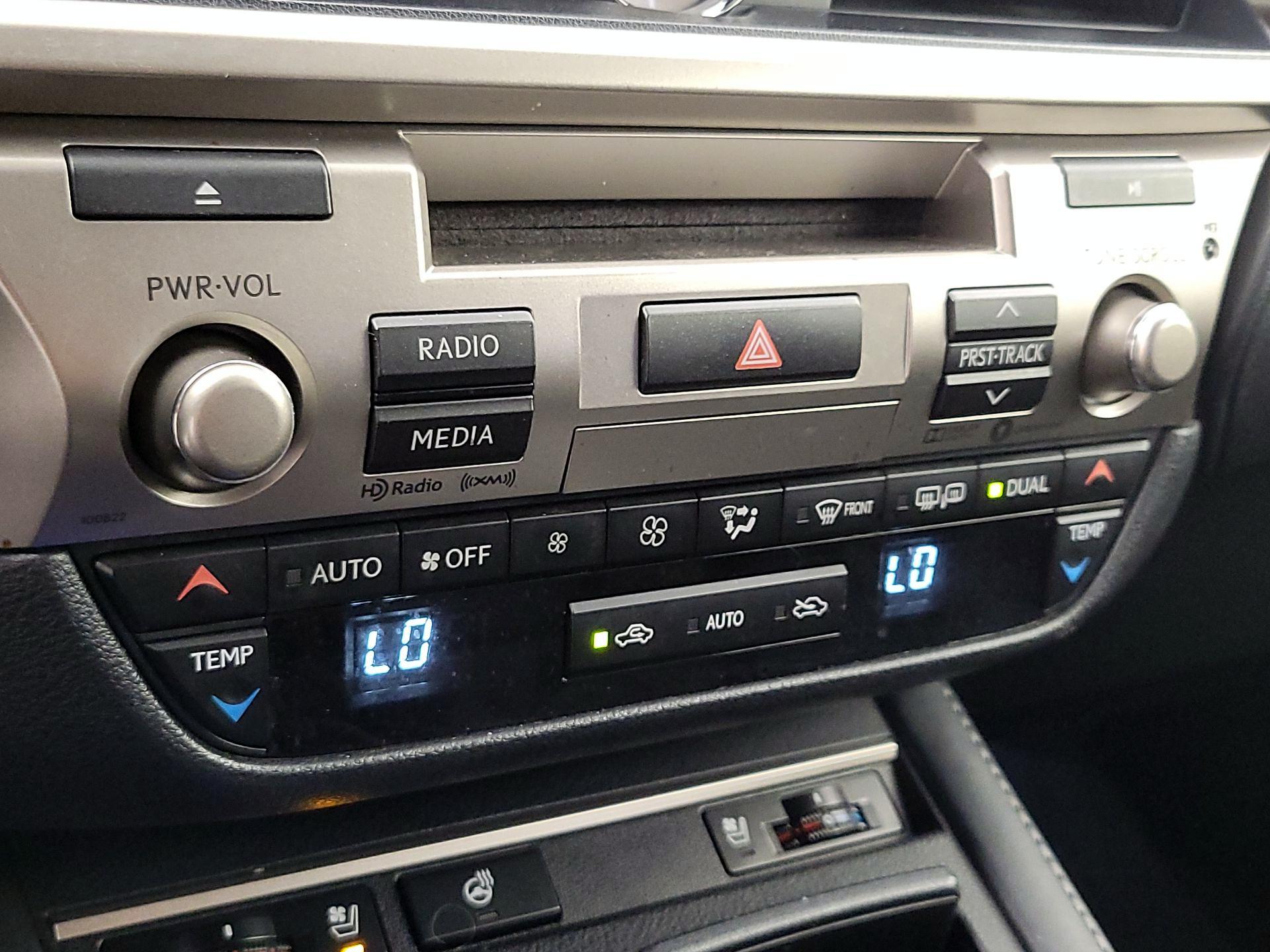 Thumbnail: 2018 Lexus ES - 17