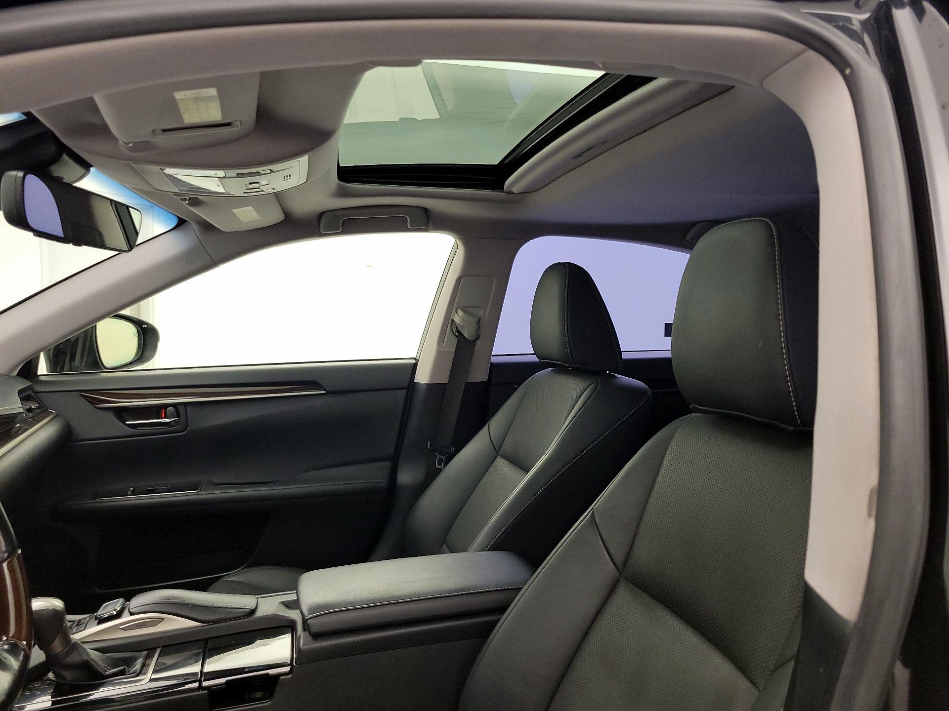 Thumbnail: 2018 Lexus ES - 19