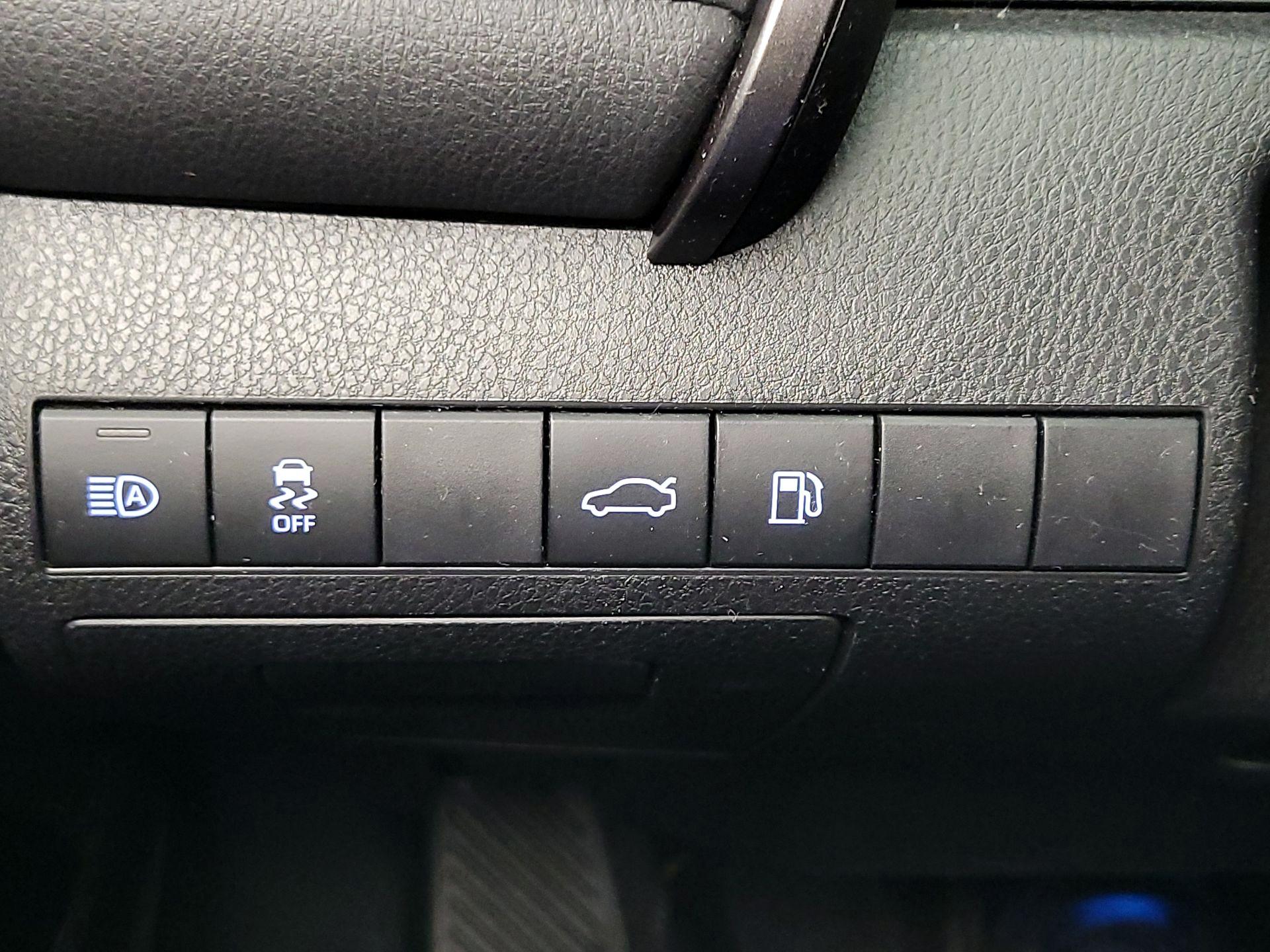 Thumbnail: 2018 Toyota Camry - 13