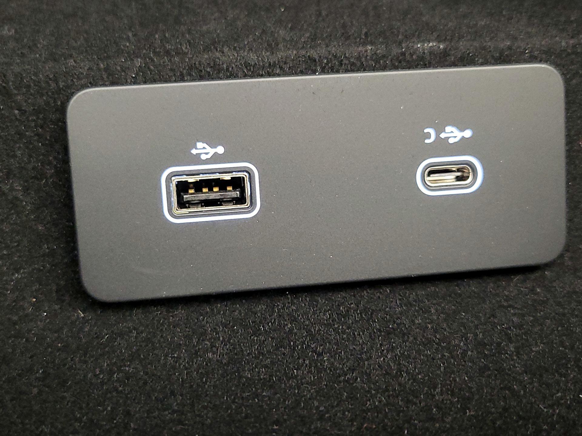 Thumbnail: 2022 Jaguar E-Pace - 19