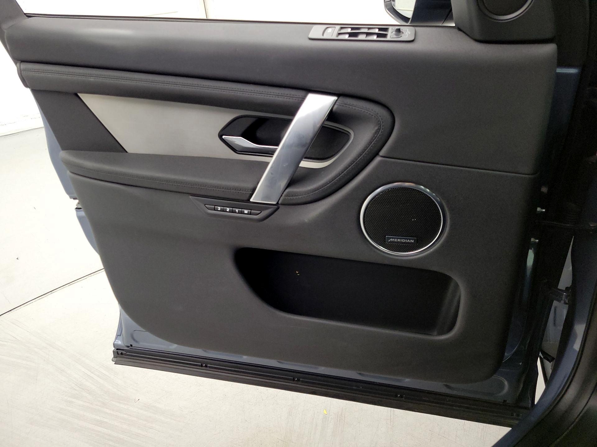 Thumbnail: 2022 Land Rover Discovery Sport - 12