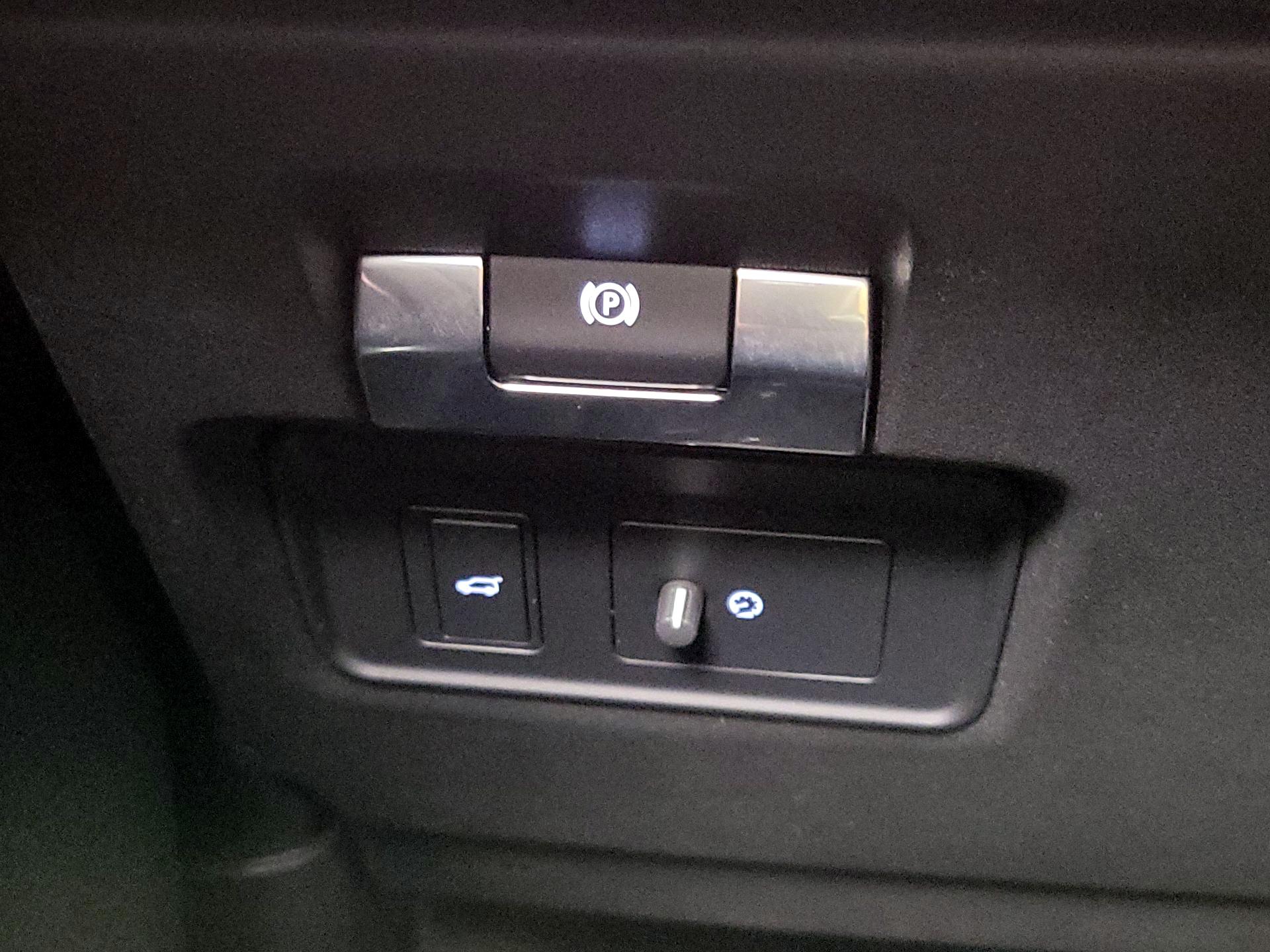 Thumbnail: 2022 Land Rover Discovery Sport - 13