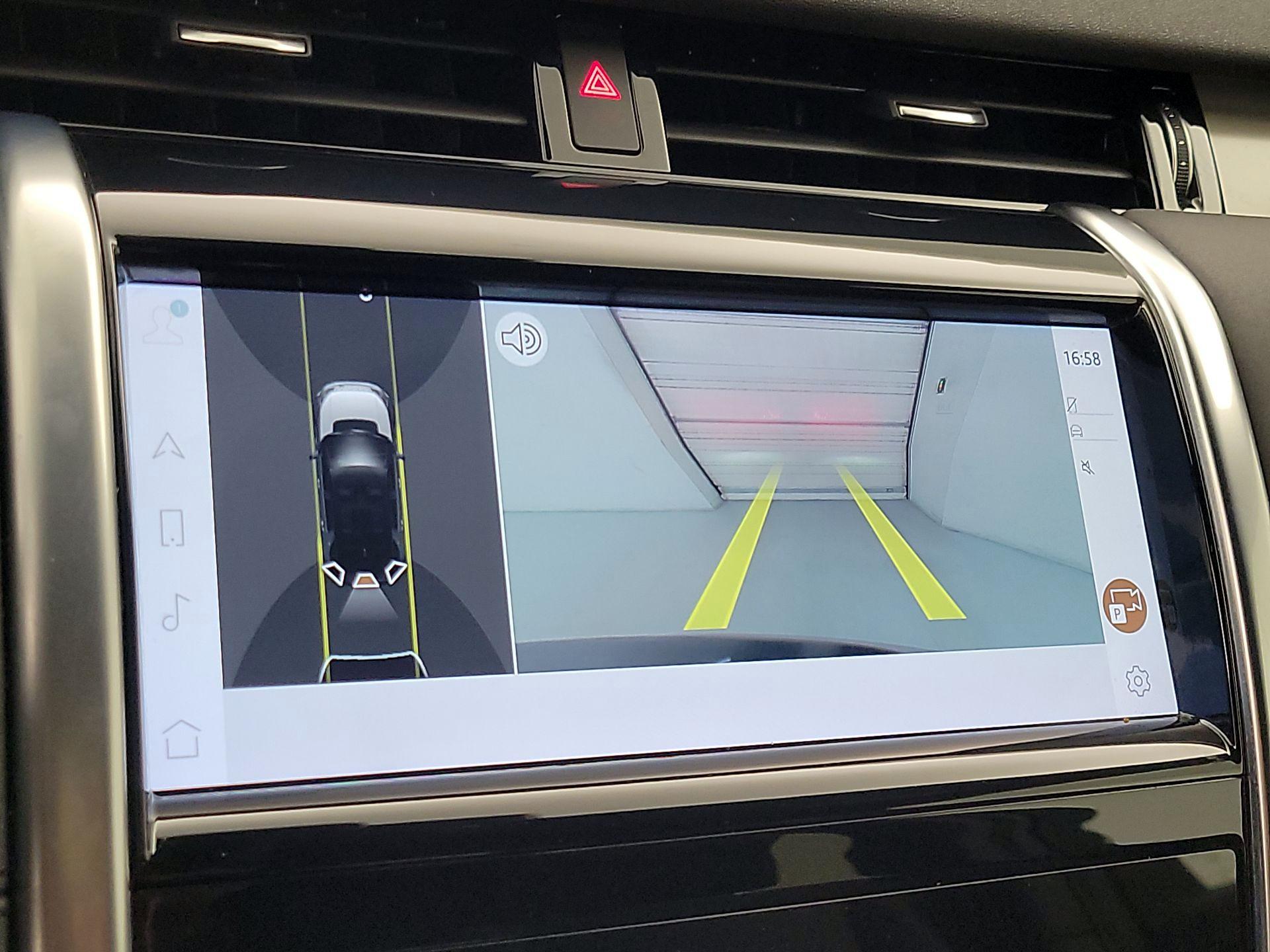 Thumbnail: 2022 Land Rover Discovery Sport - 15