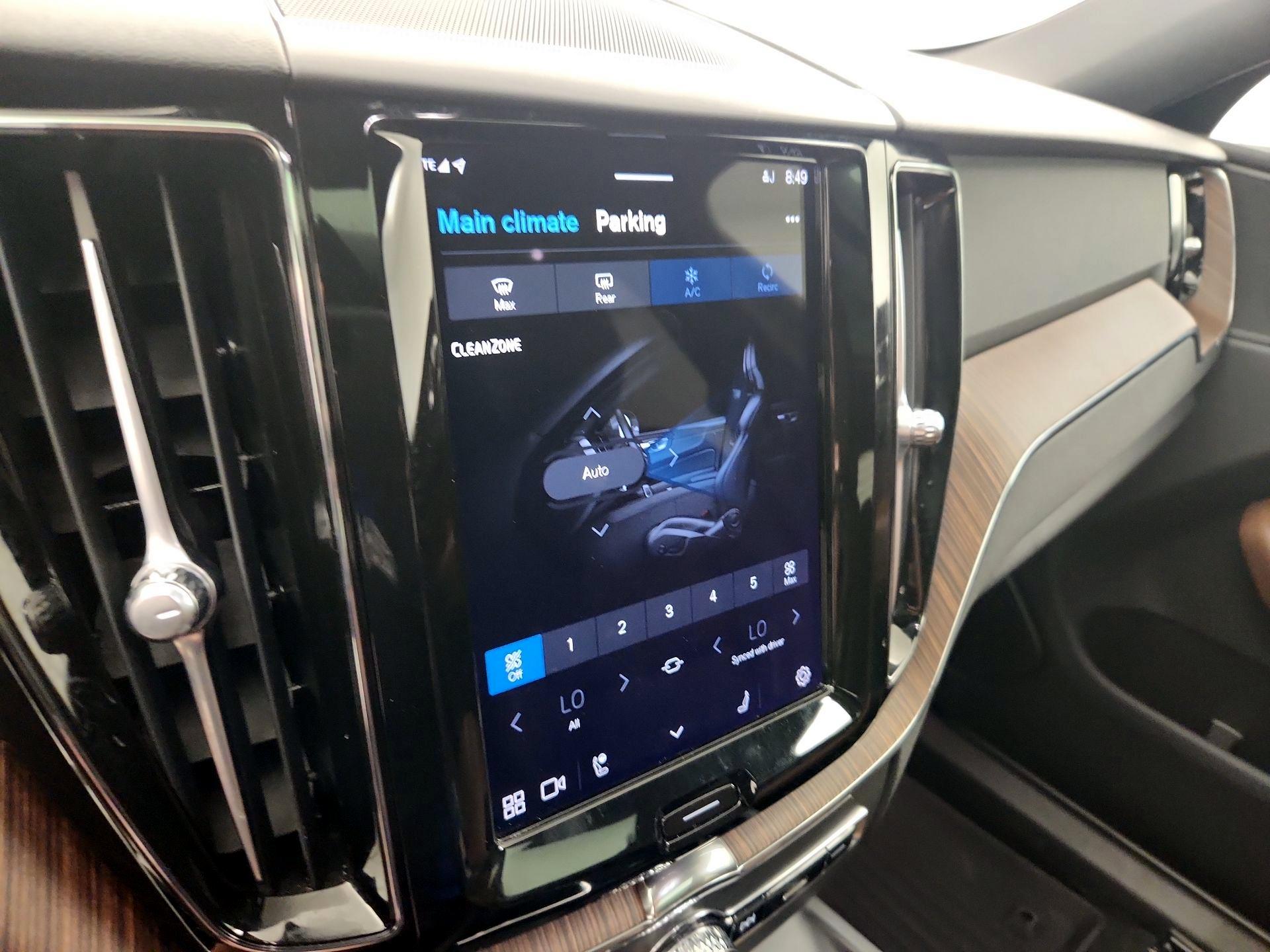 Thumbnail: 2023 Volvo XC60 - 17