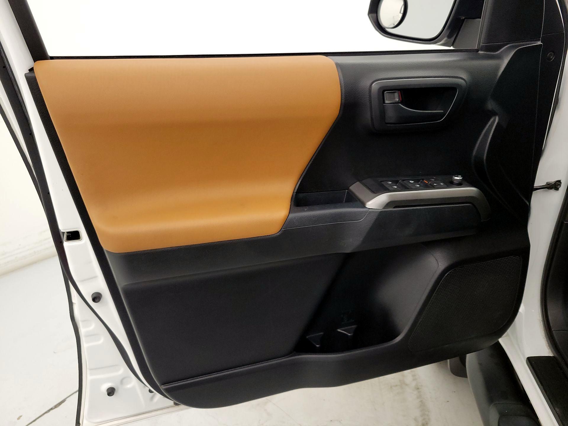 Thumbnail: 2017 Toyota Tacoma - 12