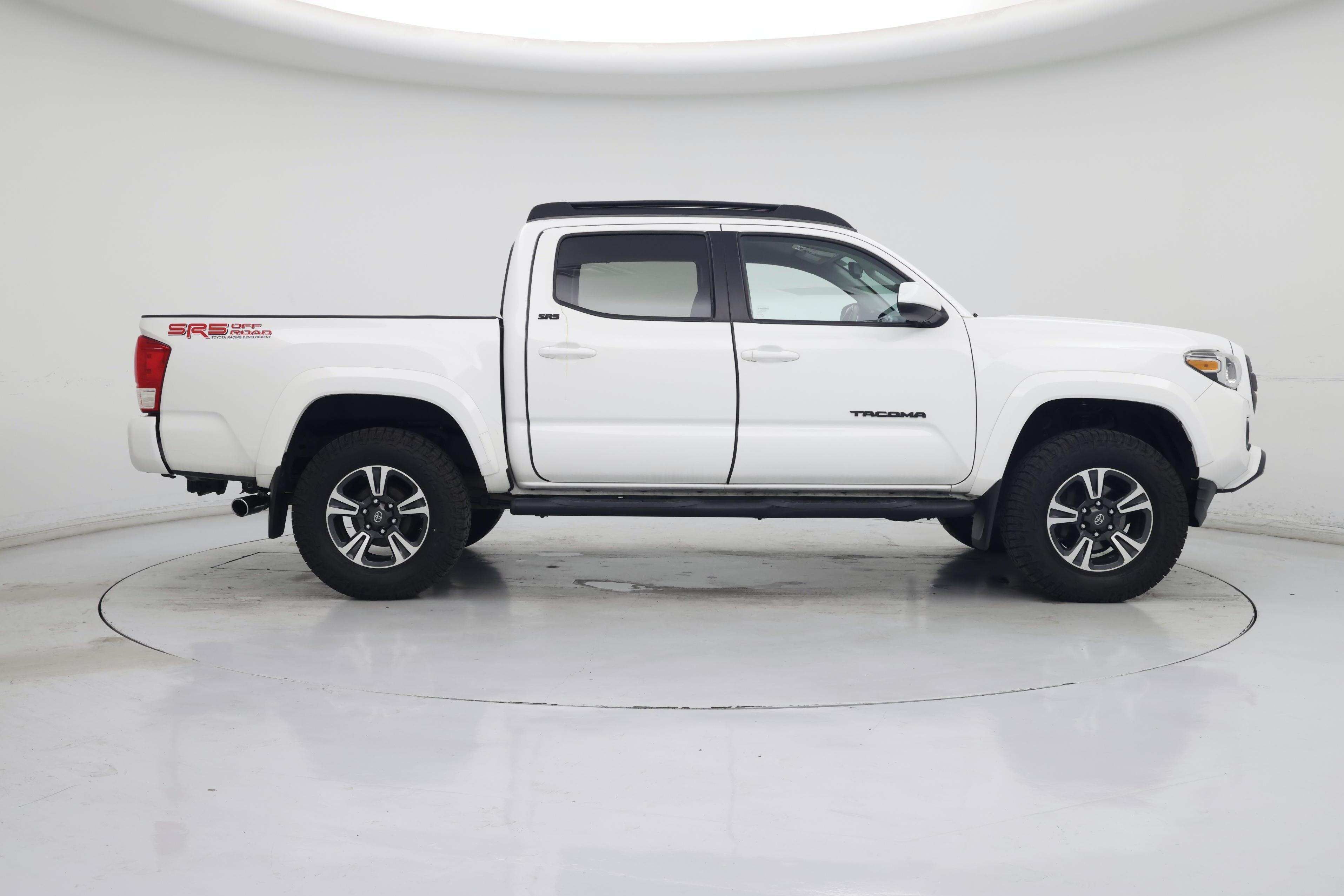 Thumbnail: 2017 Toyota Tacoma - 7