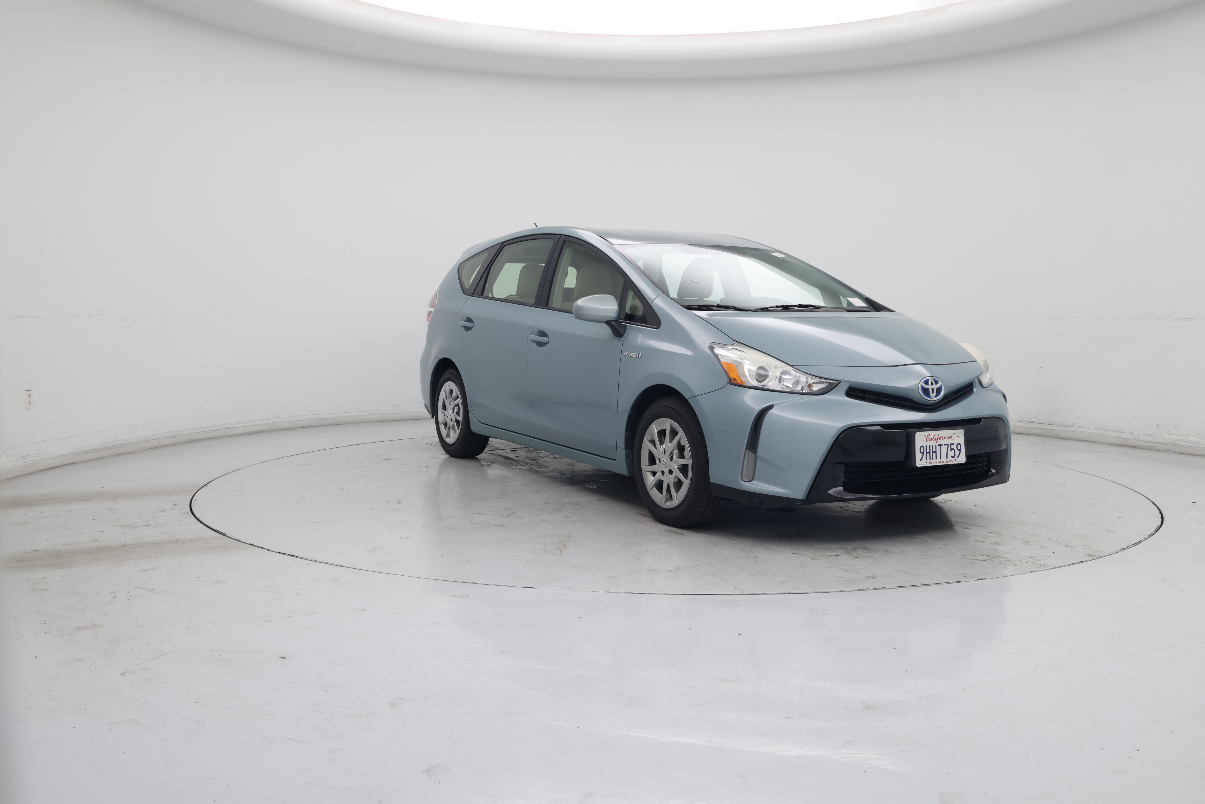 Thumbnail: 2015 Toyota Prius v - 1