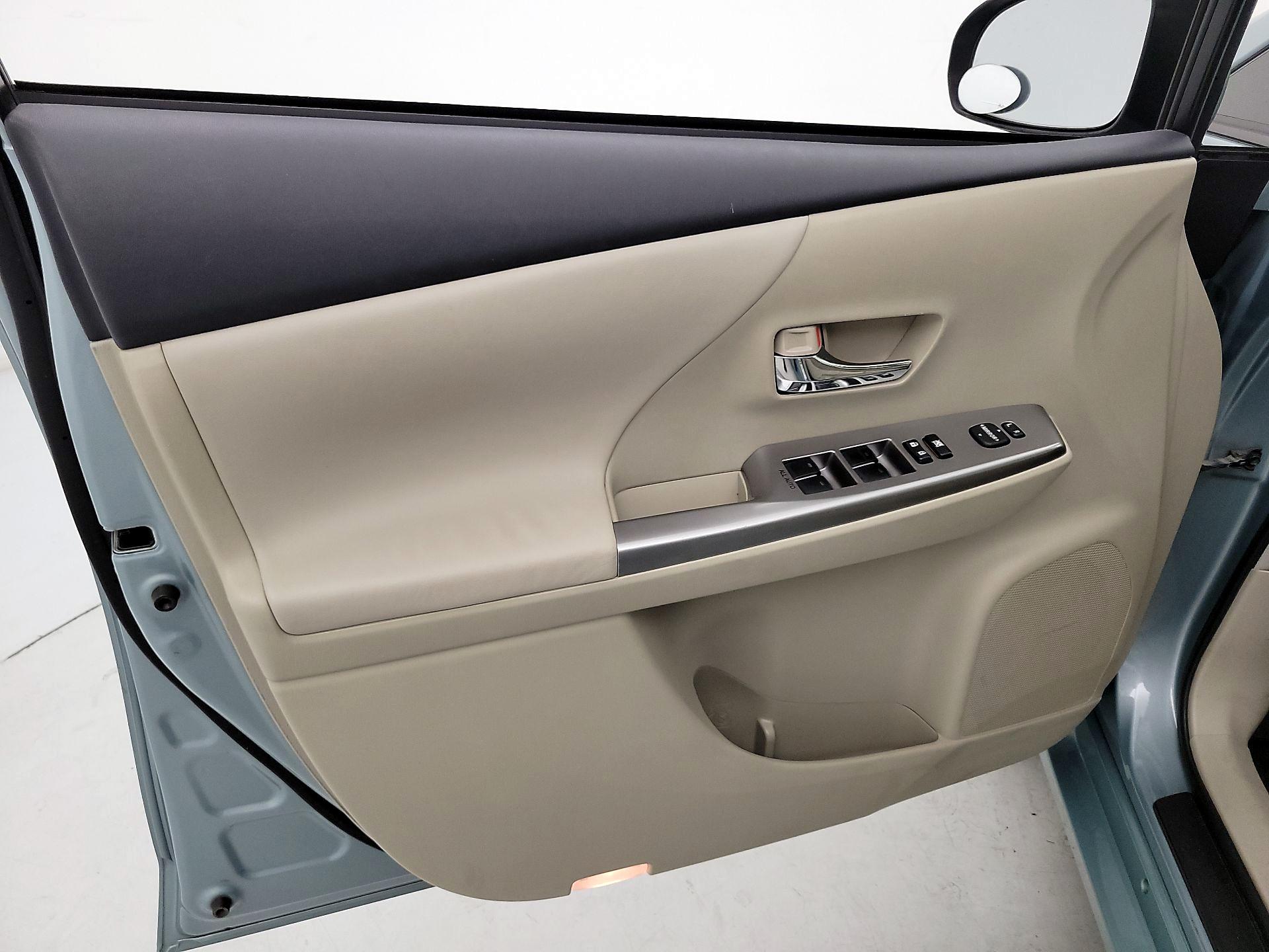 Thumbnail: 2015 Toyota Prius v - 12