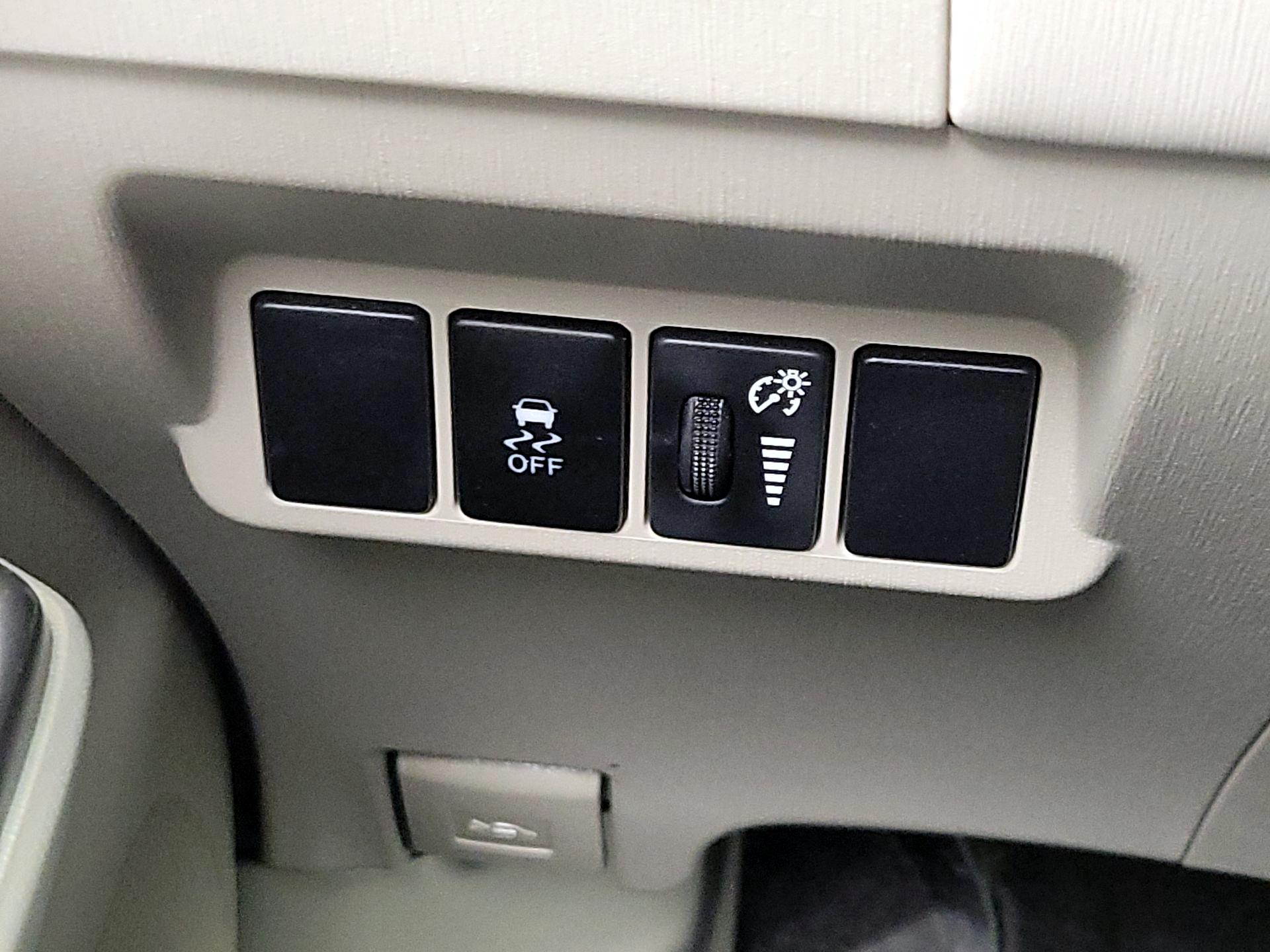 Thumbnail: 2015 Toyota Prius v - 13