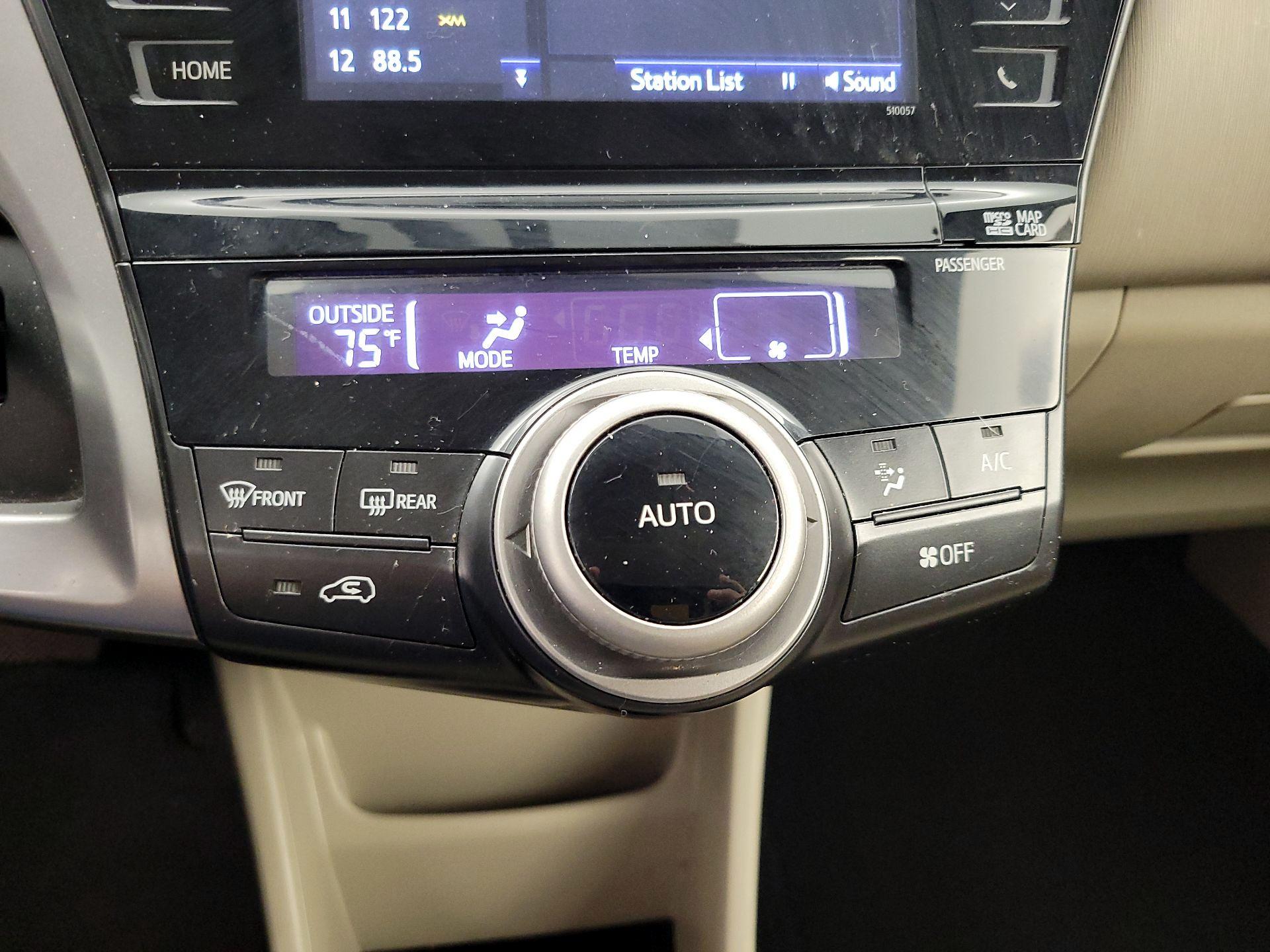 Thumbnail: 2015 Toyota Prius v - 17