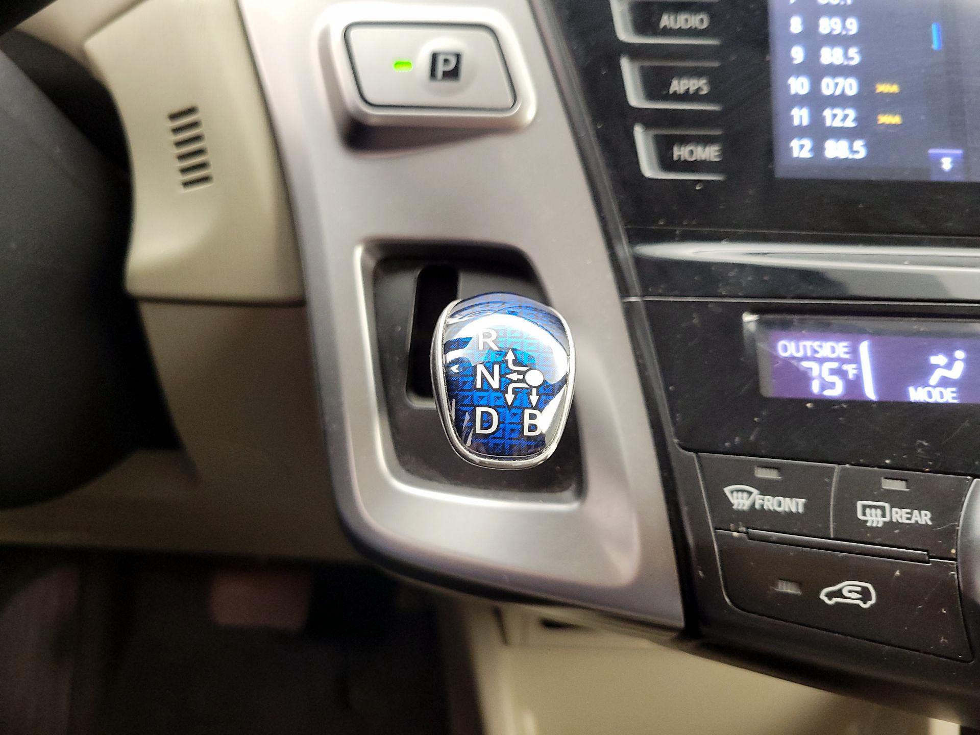 Thumbnail: 2015 Toyota Prius v - 18