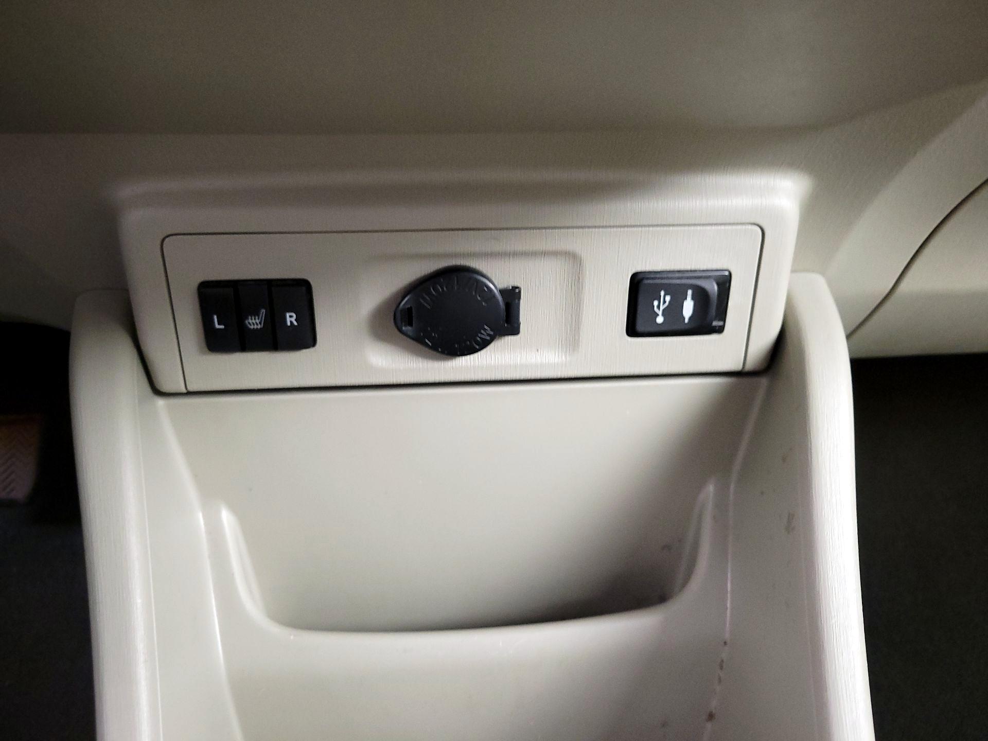 Thumbnail: 2015 Toyota Prius v - 19