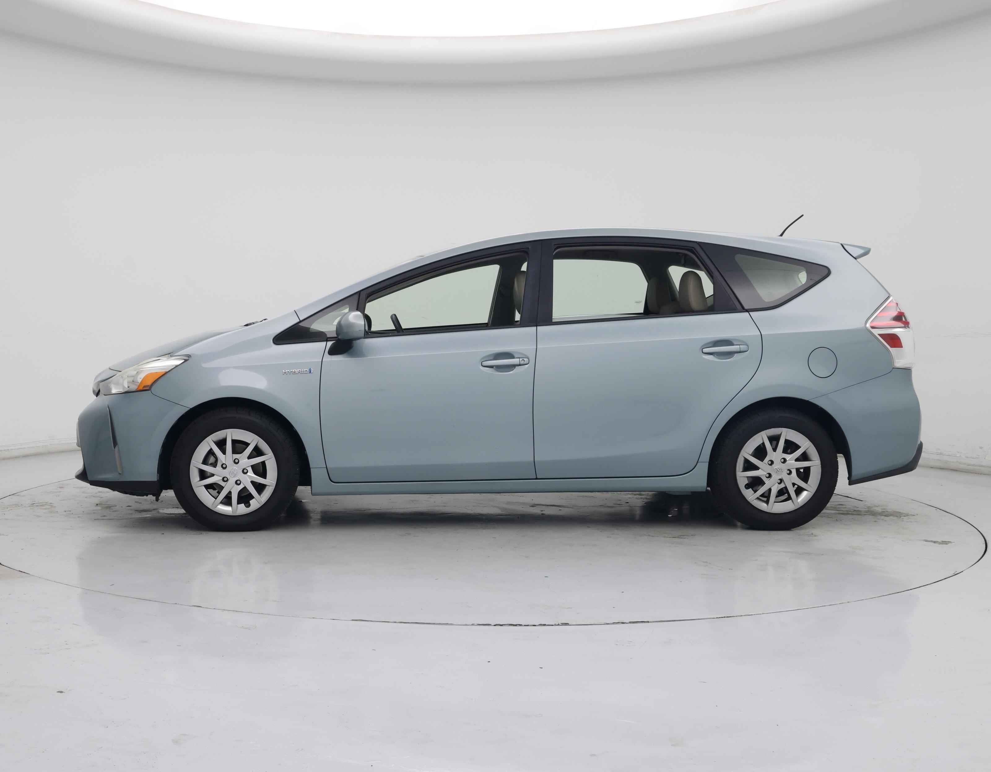 Thumbnail: 2015 Toyota Prius v - 3