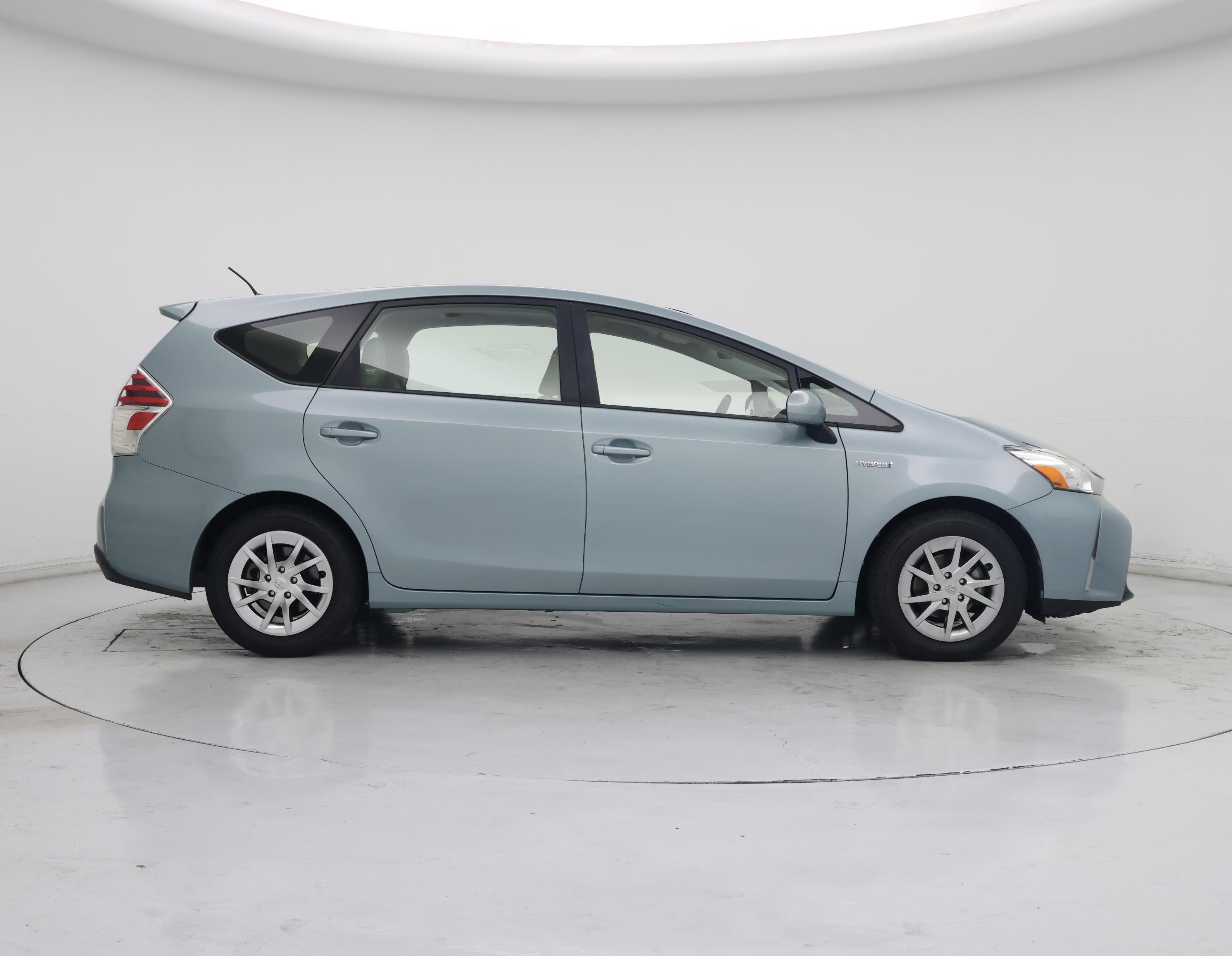 Thumbnail: 2015 Toyota Prius v - 7