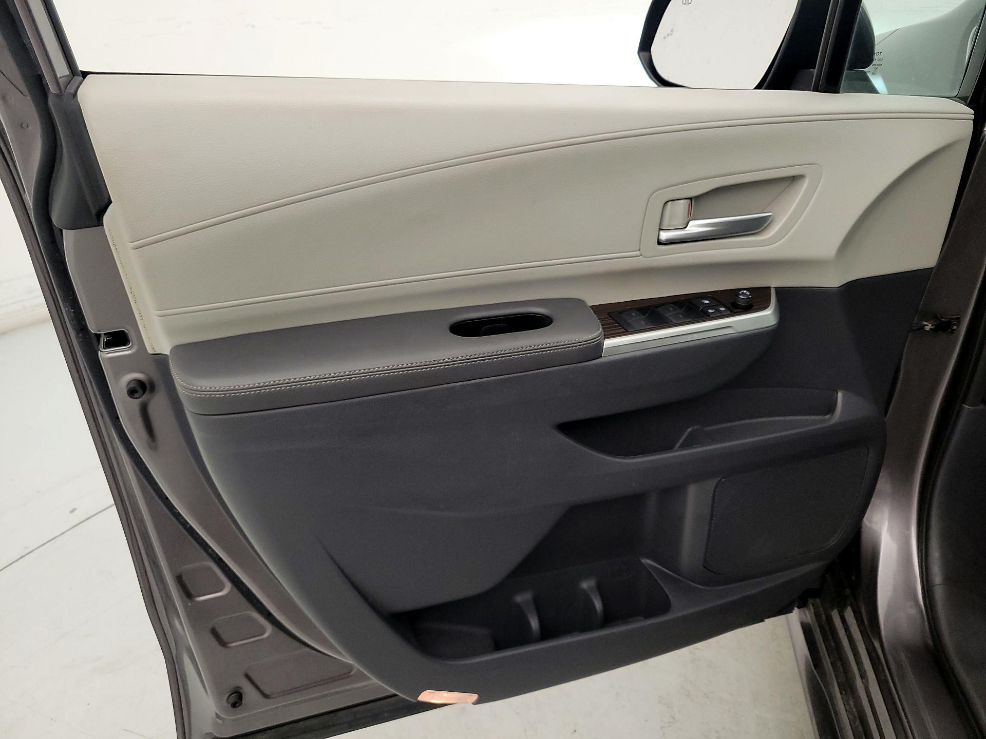 Thumbnail: 2021 Toyota Sienna - 12