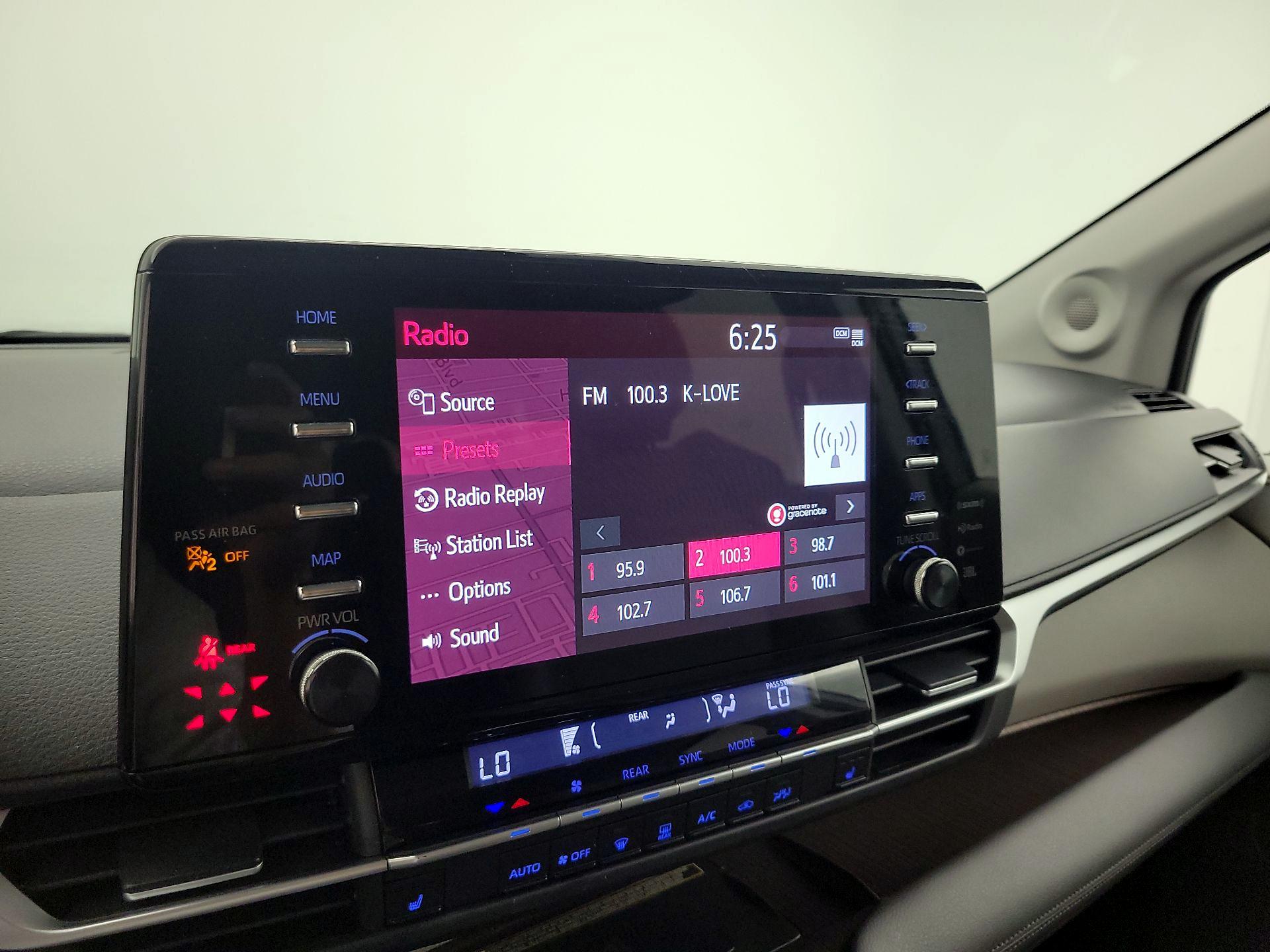 Thumbnail: 2021 Toyota Sienna - 16