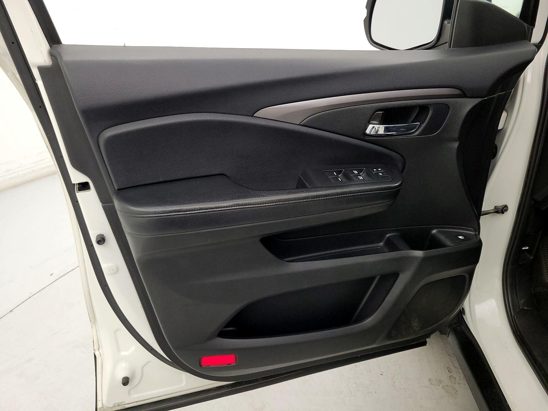 Thumbnail: 2017 Honda Pilot - 12