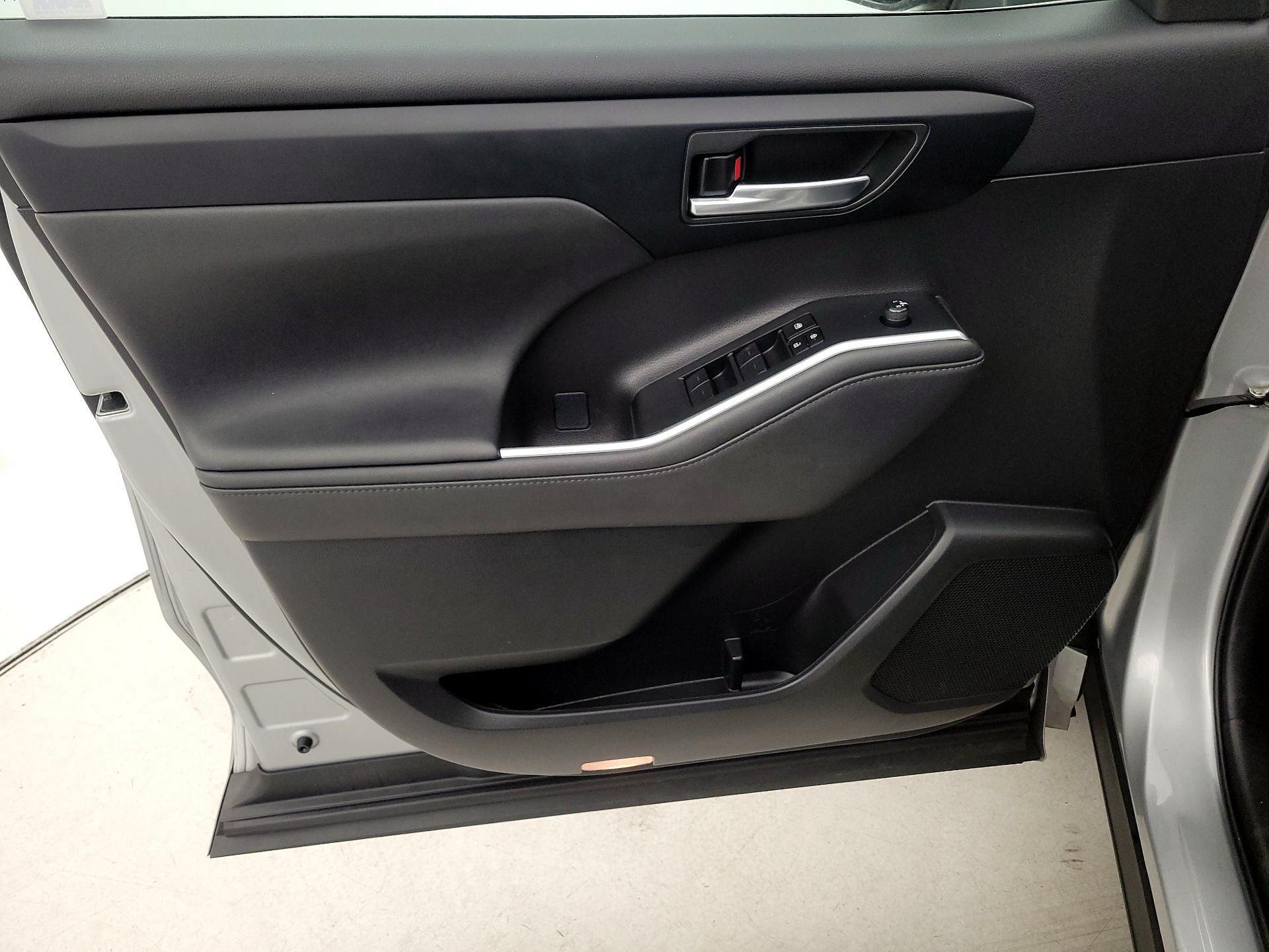 Thumbnail: 2023 Toyota Highlander - 12