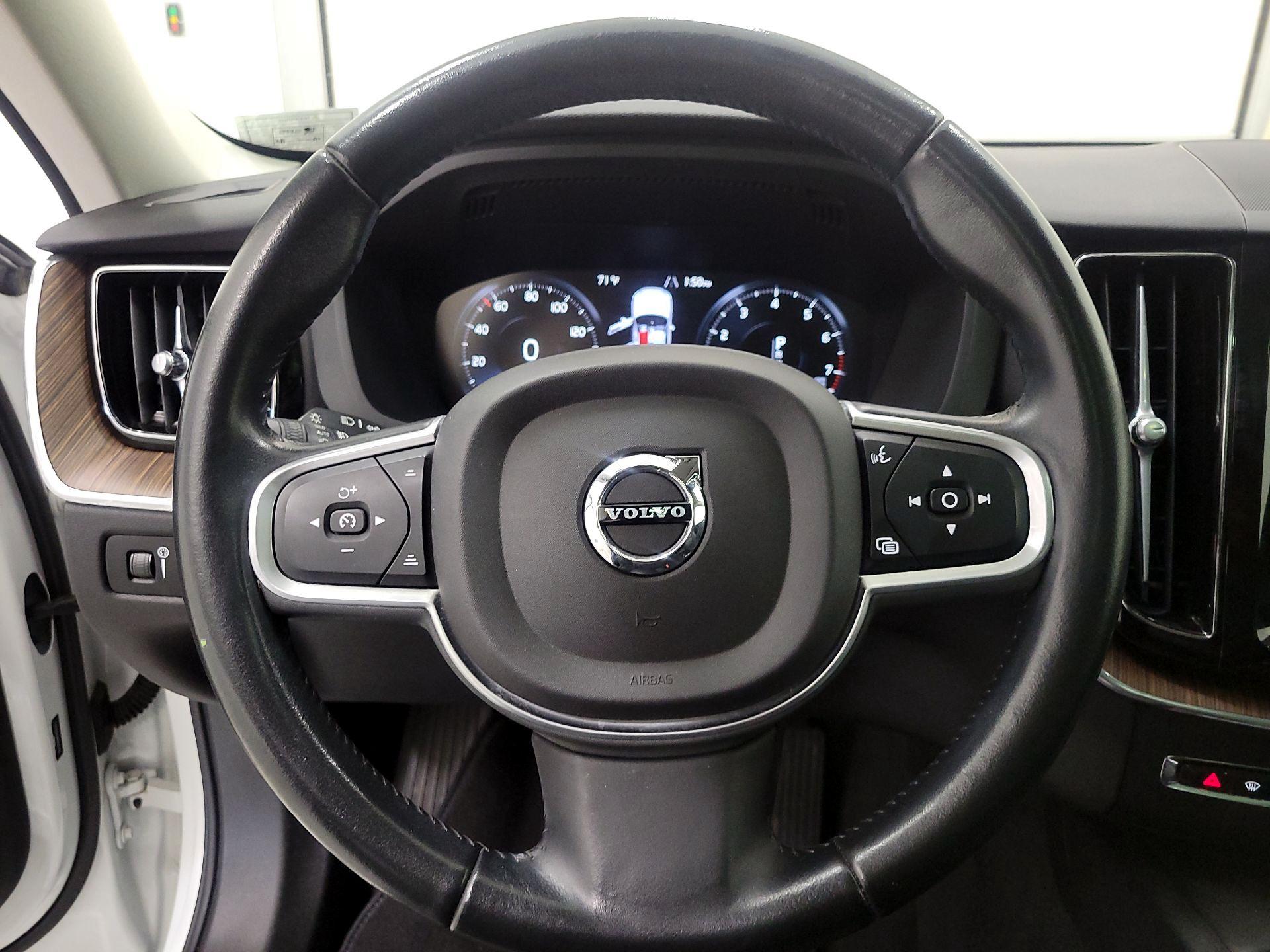 Thumbnail: 2021 Volvo XC60 - 10