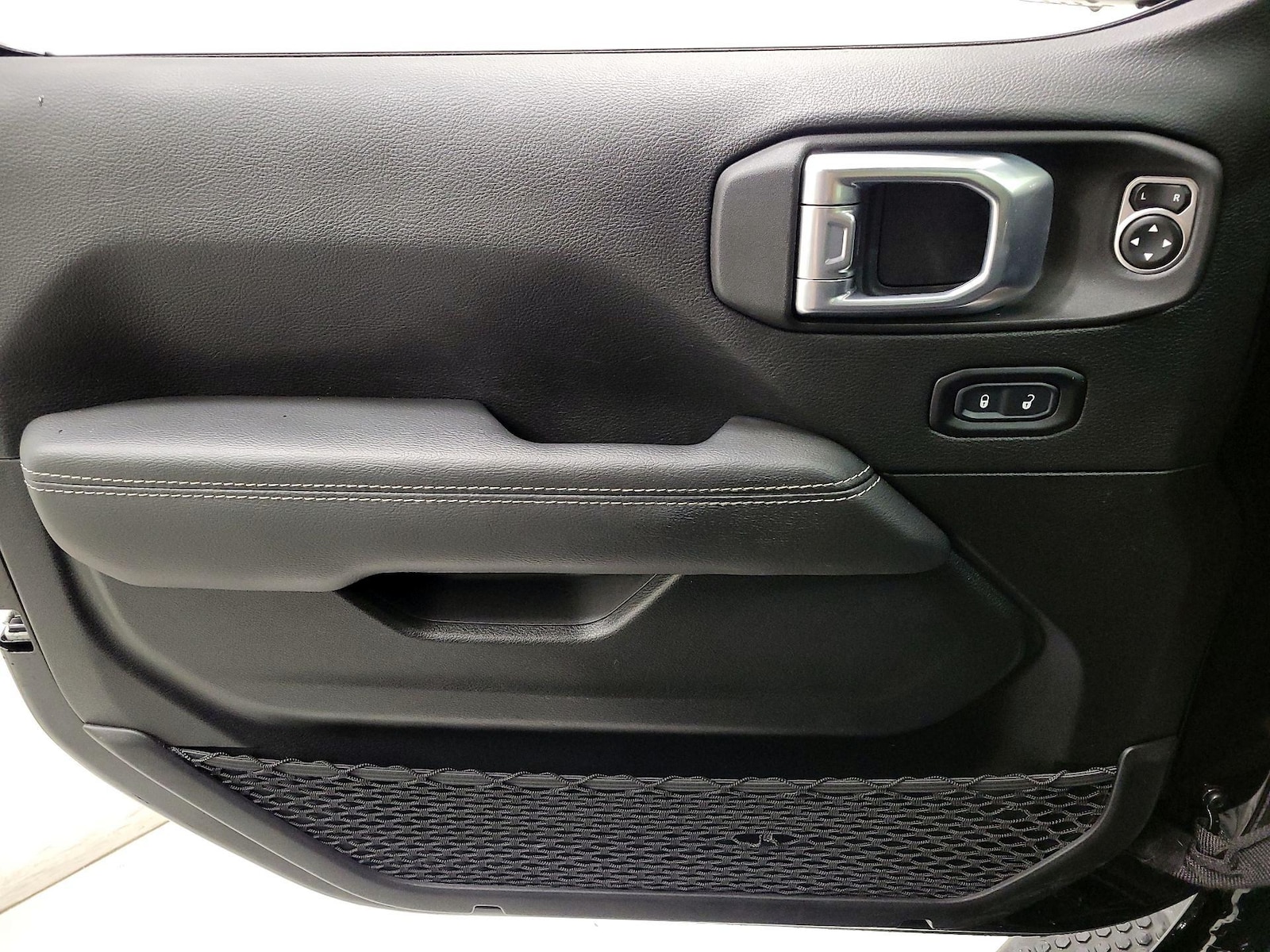 2023 Jeep Wrangler 4-Door Sahara - Photo 13