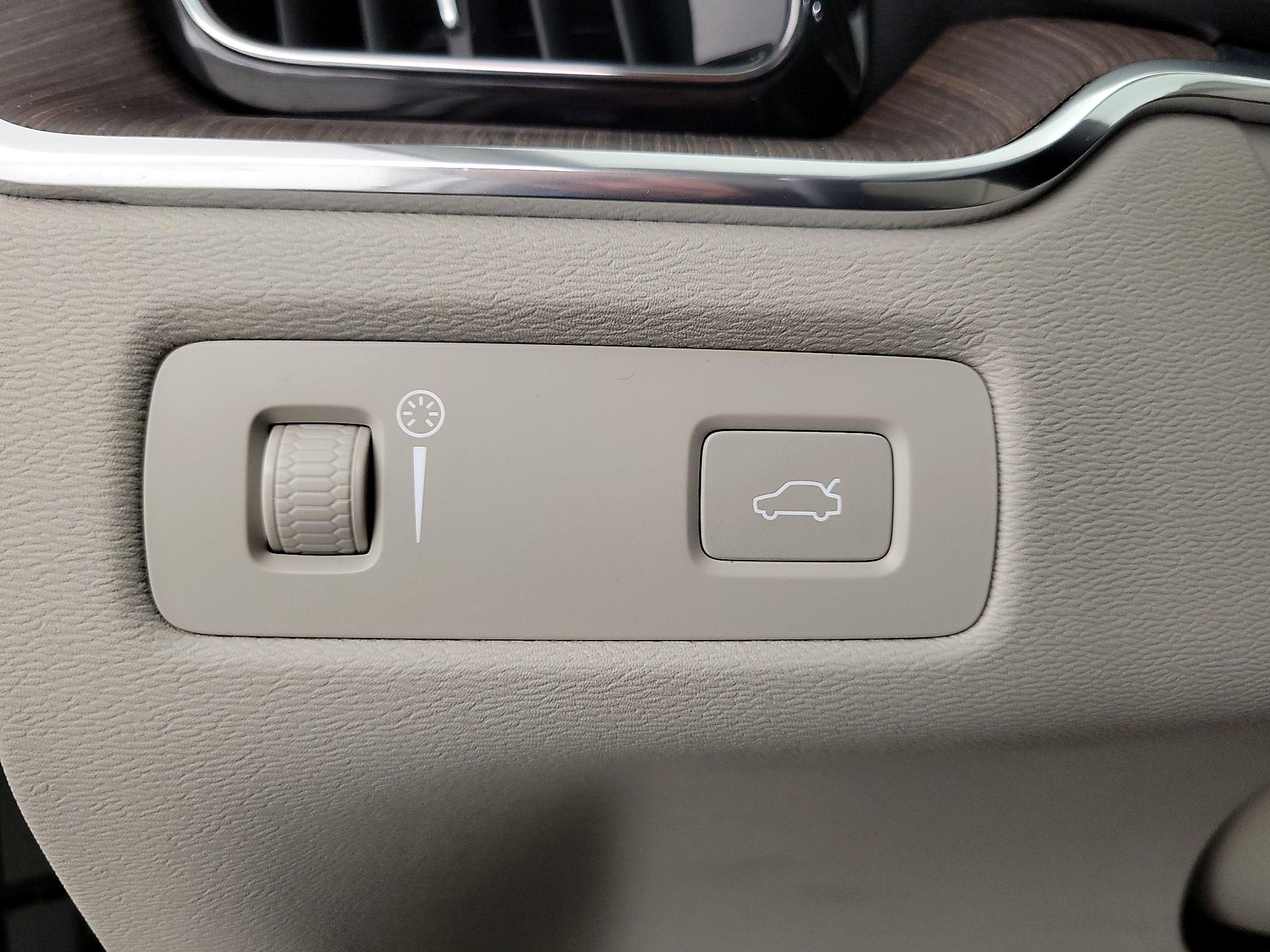 Thumbnail: 2022 Volvo XC60 - 13