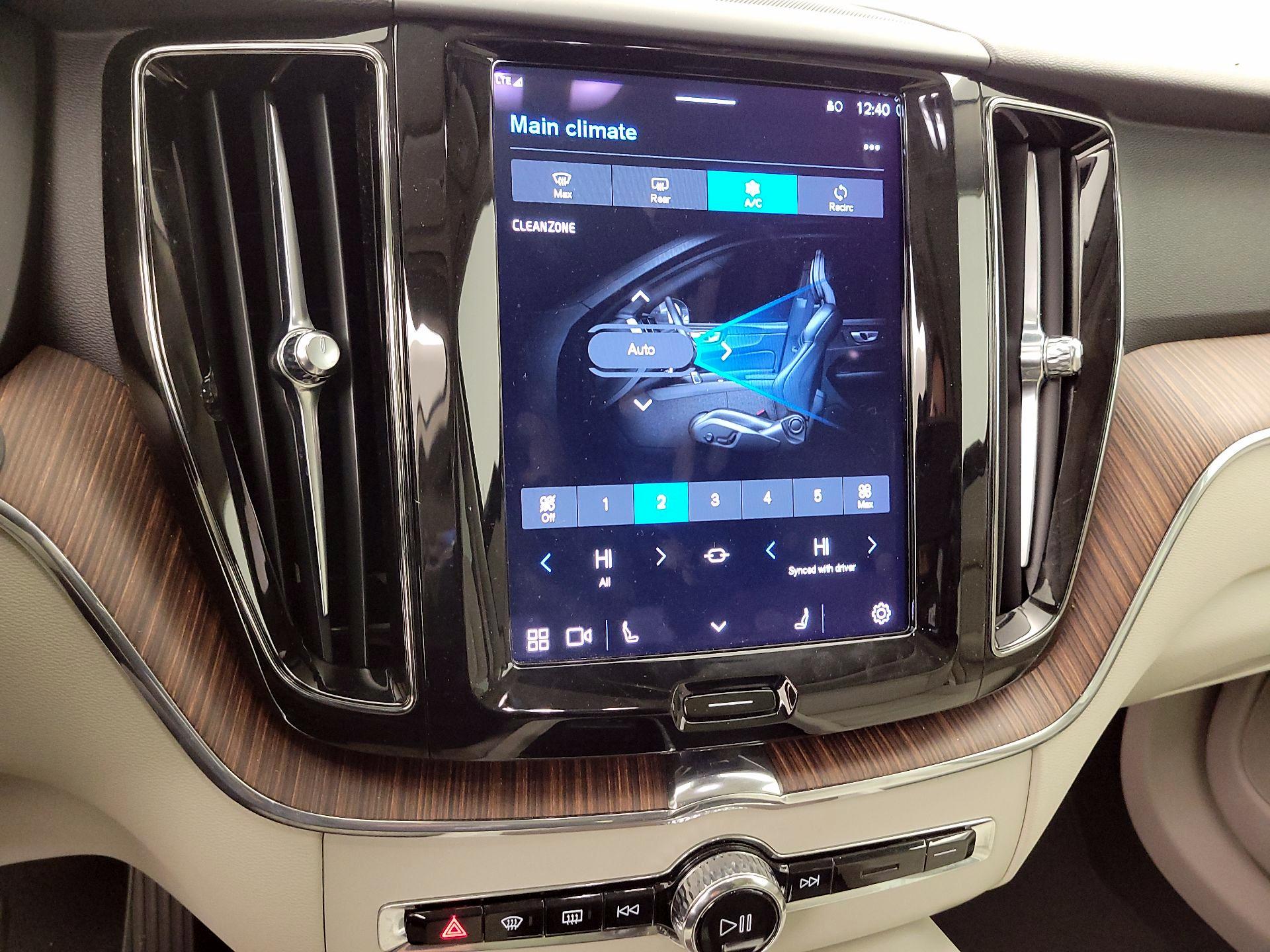 Thumbnail: 2022 Volvo XC60 - 17