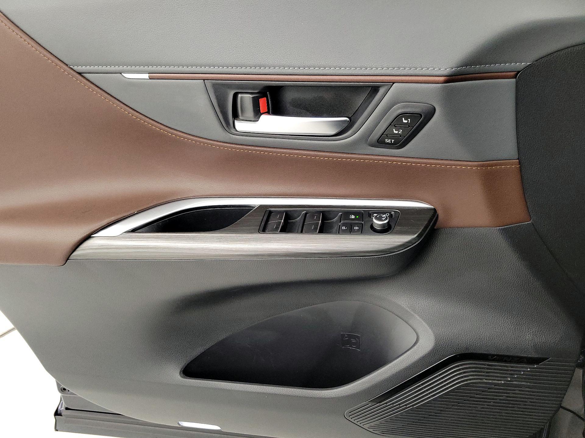 Thumbnail: 2023 Toyota Venza - 12