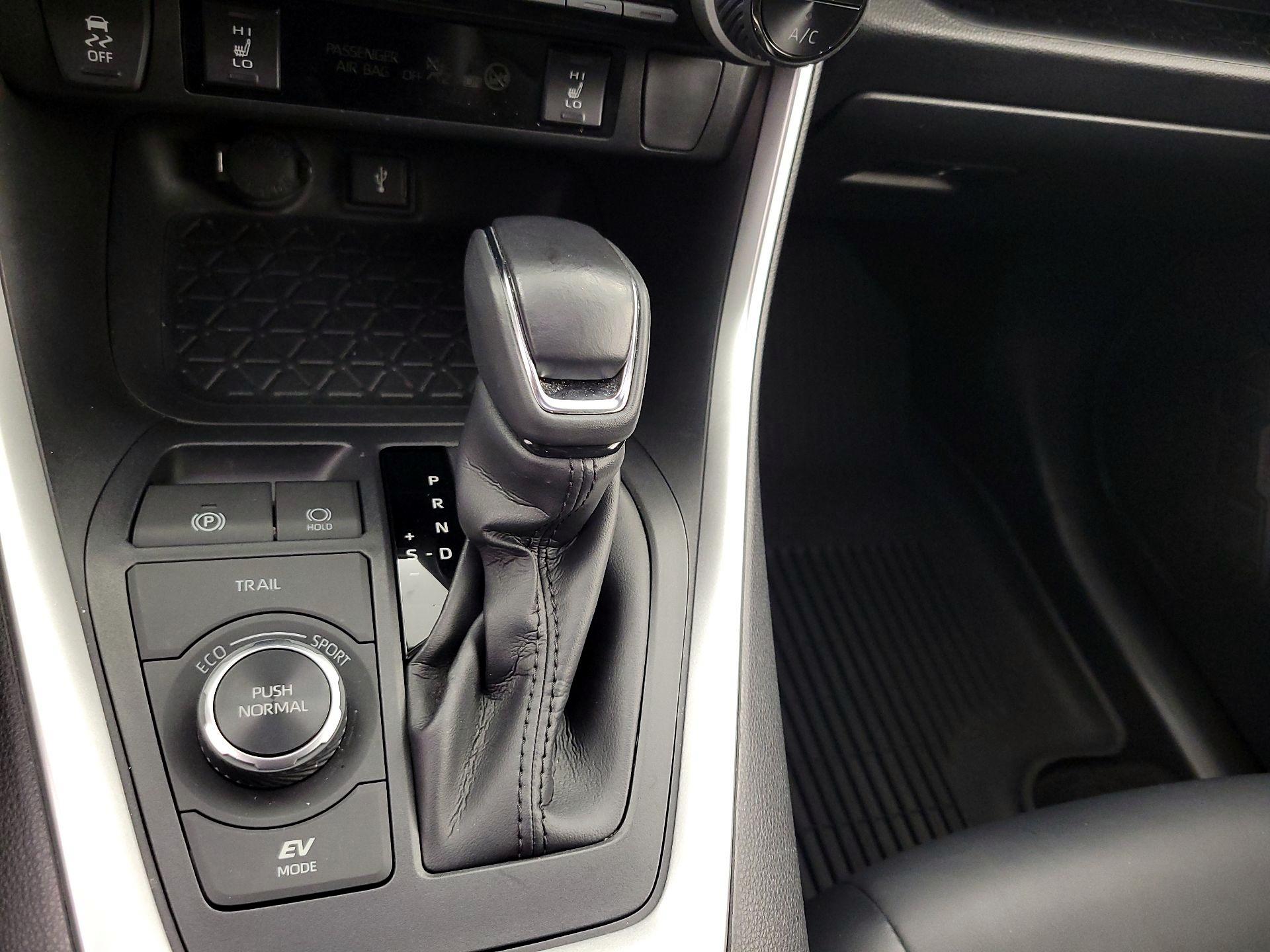 Thumbnail: 2022 Toyota RAV4 - 17