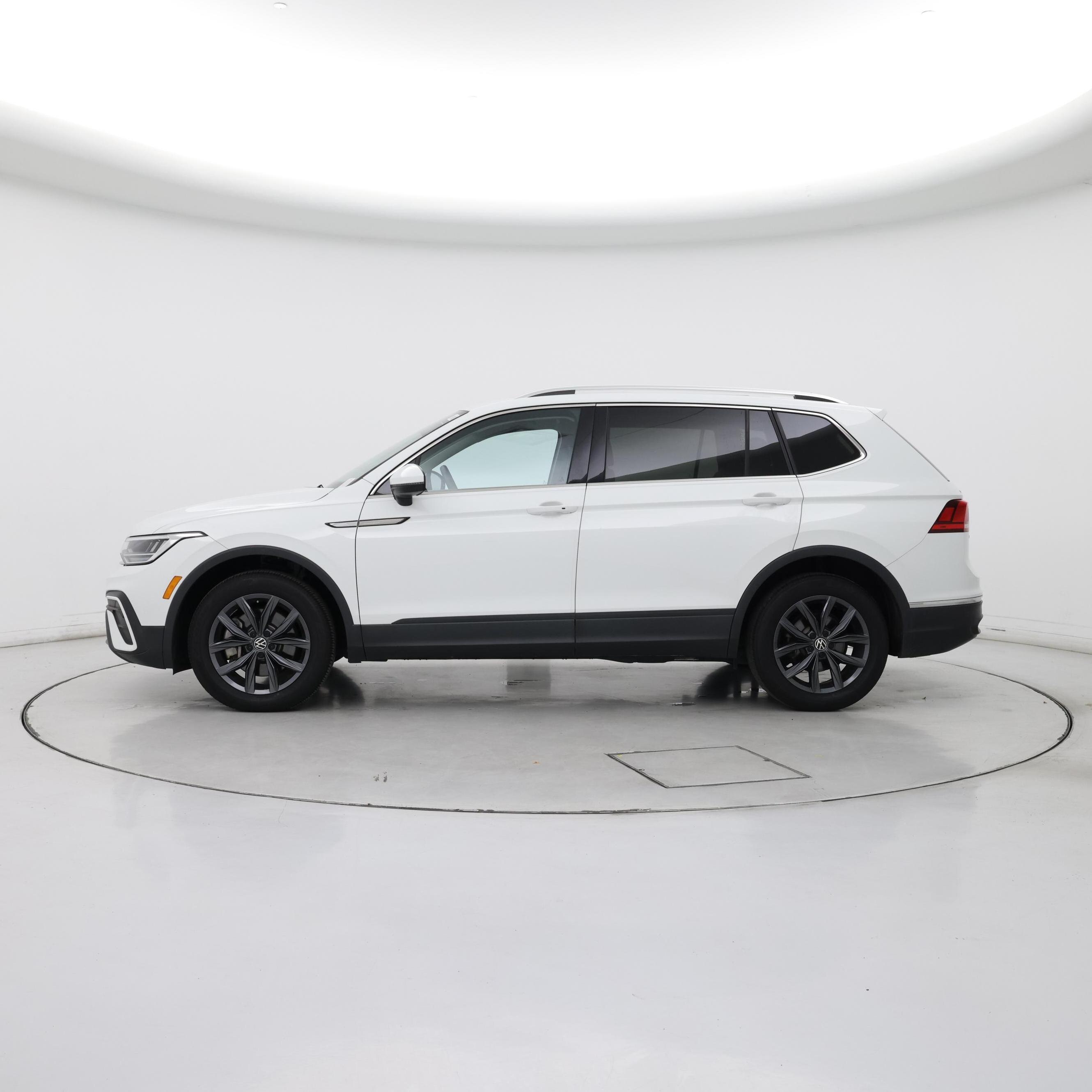 Thumbnail: 2022 Volkswagen Tiguan - 3