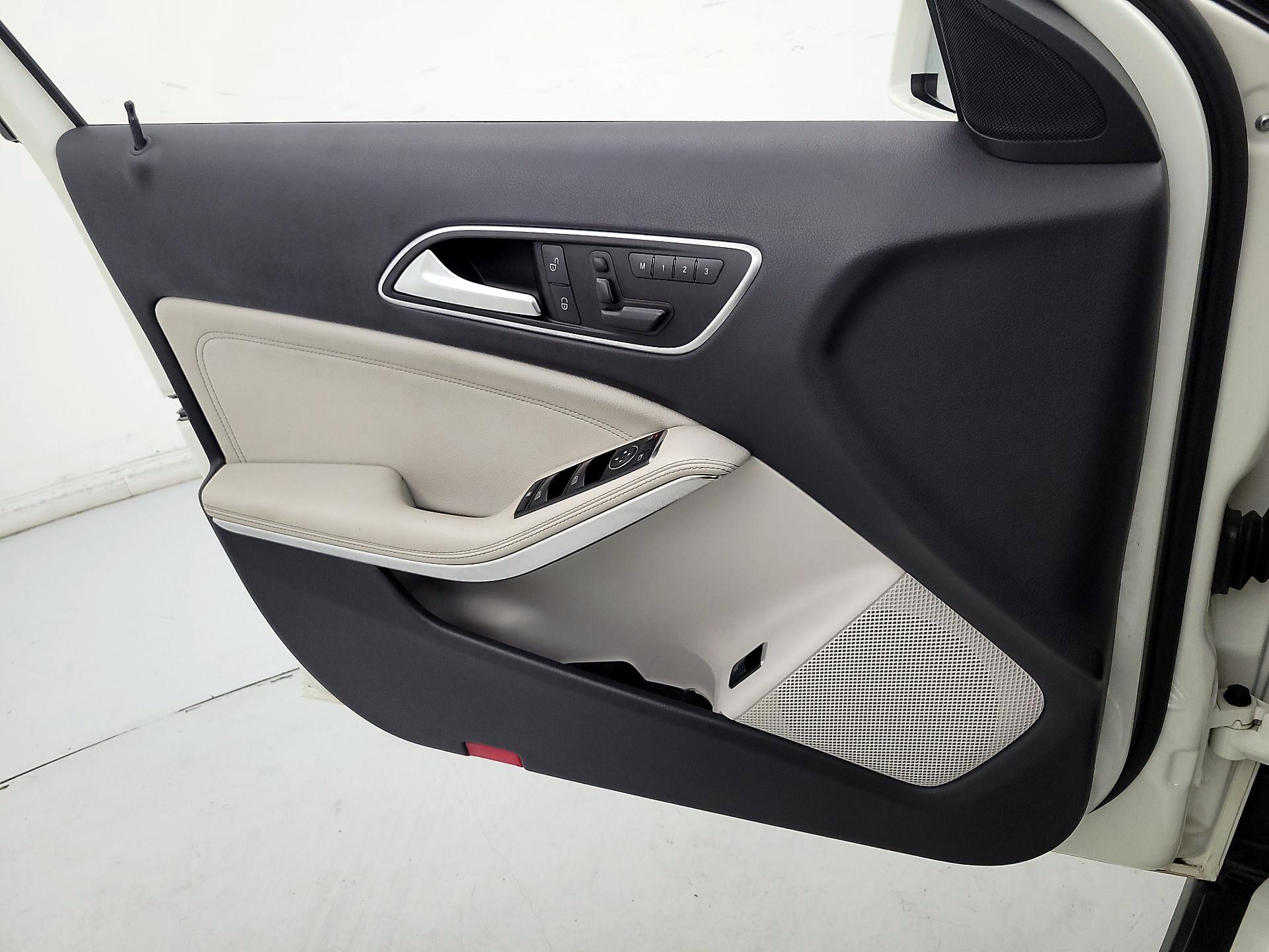 Thumbnail: 2016 Mercedes-Benz GLA - 12