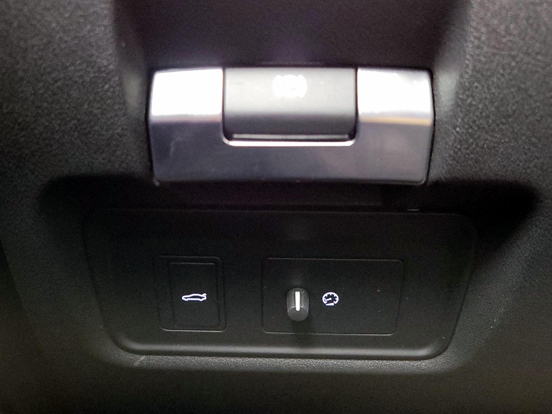 Thumbnail: 2020 Jaguar XE - 13